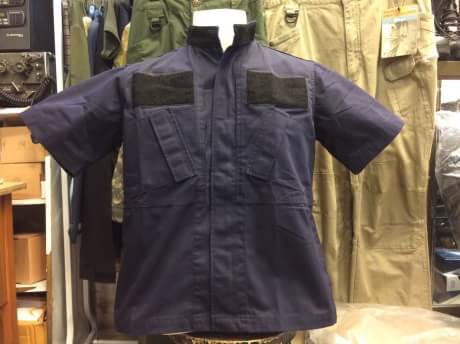 New.เสื้อคอมแบทแขนสั้น สำหรับชุดปฏิบัติการต่างๆสะดวกใส่อุปกรณ์ทางยุทธวิธีได้เยอะซ่อนปืนพกประจำกายได้แนบเนียนมากแทบไม่เห็นเลย มีสี กรม S M L XL XXL สีดำ S M L XL XXL (ของหมดกำลังผลิตใหม่) สีครีม S M L XL XXL (ของกำลังผลิตใหม่) ราคาพิเศษ