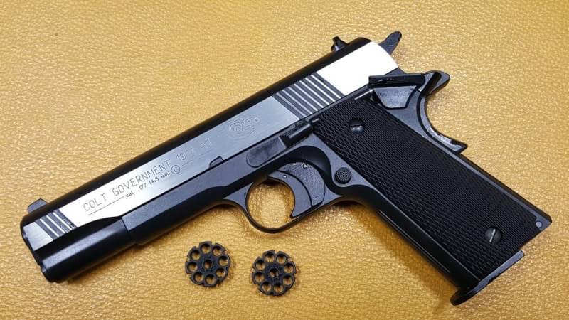 ปืนสั้นอัดแก๊สUmarex Colt Government 1911A1 2Tone cal.177/4.5mm. Co2 Pistol เบอร์ 1 ✔ขนาดเบอร์ลูก Caliber 4.5mm (.177) ✔แก๊ส Power Source CO2 12gr Capsule ✔บรรจุลูก Magazine Capacity 8 Shot ✔ระบบเซฟ SafetyTrigger & Safety Grip 