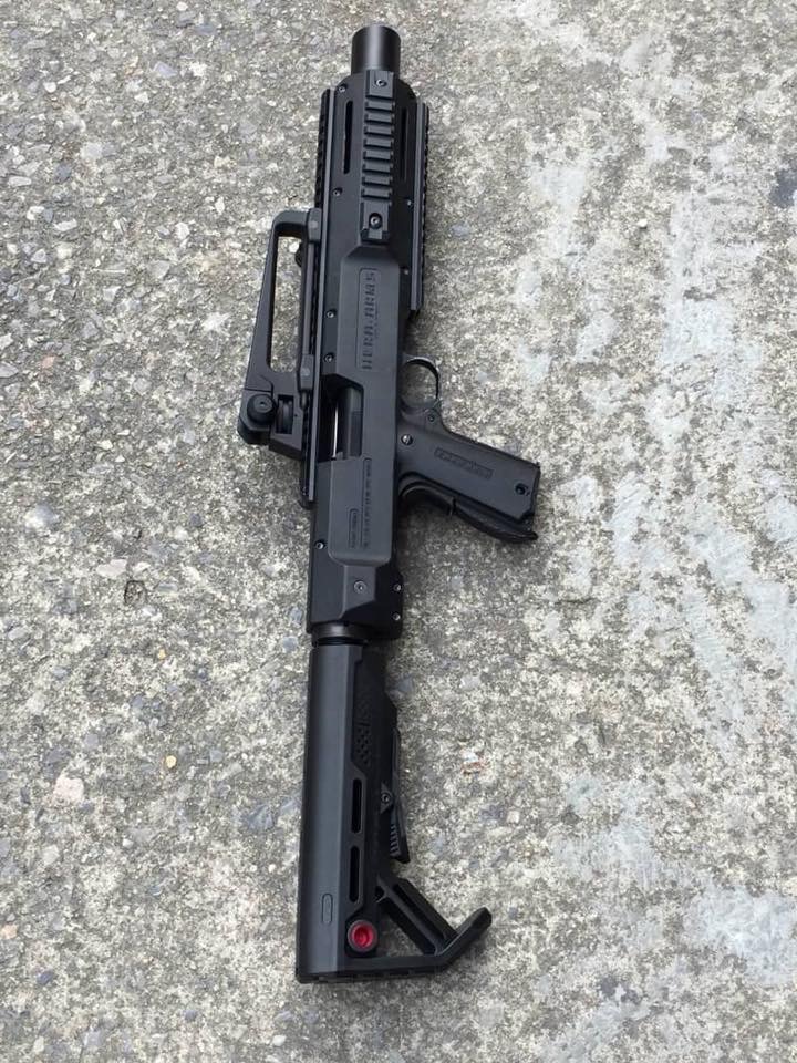 New.HERA ARMS cabine conversion kit สำหรับปืนสั้น 1911 มาพร้อมท่อมีลักษณะคล้ายไซเรนเซอร์ แต่ภายในกลวง รูโต มโหฬาร กว้างเหมือนปากแก้วน้ำ ภายในเสริมโครงโลหะ เพิ่มความแข็งแรงทำให้มันรับแรงรีคอล์ยได้สูง แต่ ไม่มีพานท้าย และกิ๊ฟมือหน้า มาให้ ใส่พานท้าย M4 ได้ค