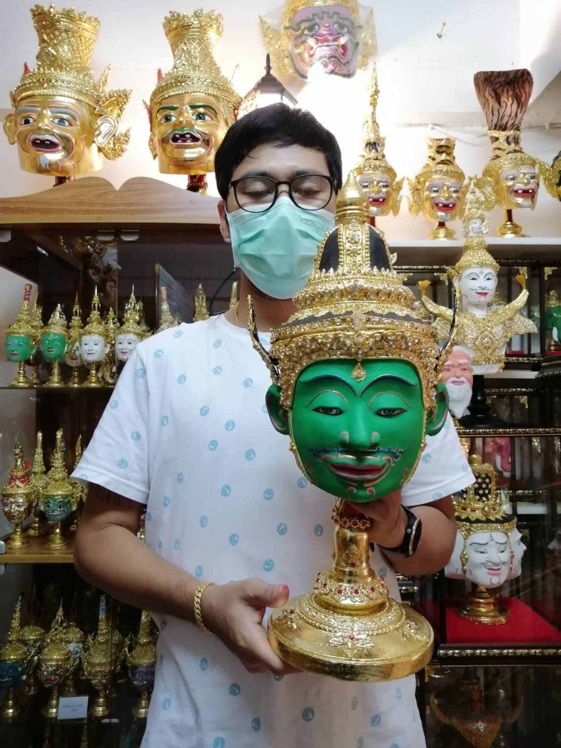 ชุดเศียรครู 10 เศียร ขนาดผลส้มโอ (เกรดพรีเมี่ยม) พร้อมฐานไม้กลึงตีลายปิดทองประดับเพชร