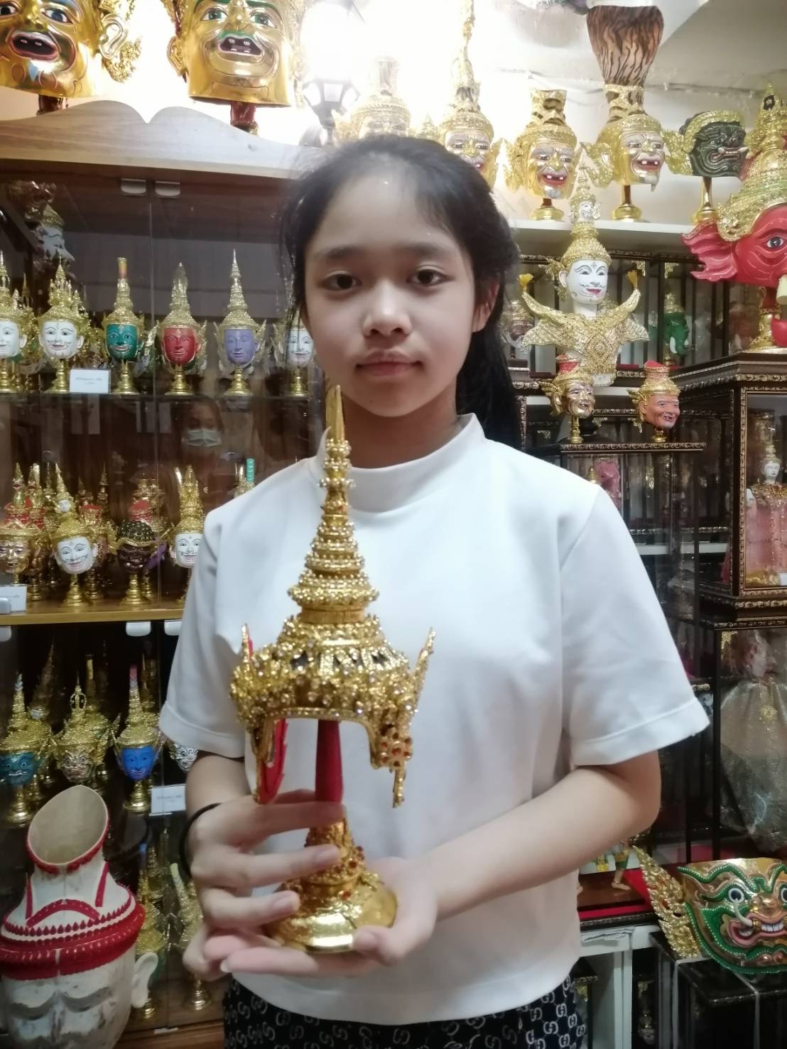 ชฎานาง เกรดพรีเมี่ยม (ขนาดกว้าง 5 นิ้ว) พร้อมฐานตีลายประดับเพชร