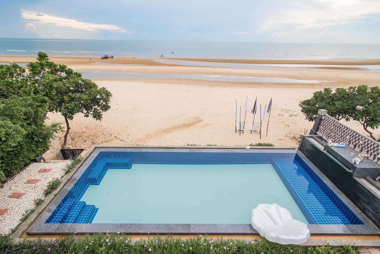 HR15045 บ้านพักติดทะเล The Moon Beach Villa