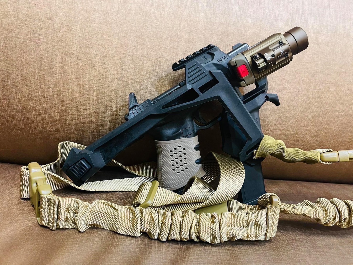 ชุดประกอบปืนสั้น รุ่น Full Kit สำหรับปืน : Glock17,19,34 (ทุกเจน) คุณสมบัติ : วัสดุผลิตจากโพลิเมอร์ คุณภาพสูง ทนความร้อนได้ดีเยี่ยม ขนาดเล็กกระทัดรัด น้ำหนักเบา ติดตั้งง่าย เพียงถอดน็อตตัวเดียว (บริเวณด้านหน้าใต้ลำที่จับรางล่าง) พานท้ายสามารถพับได้ และ ออ