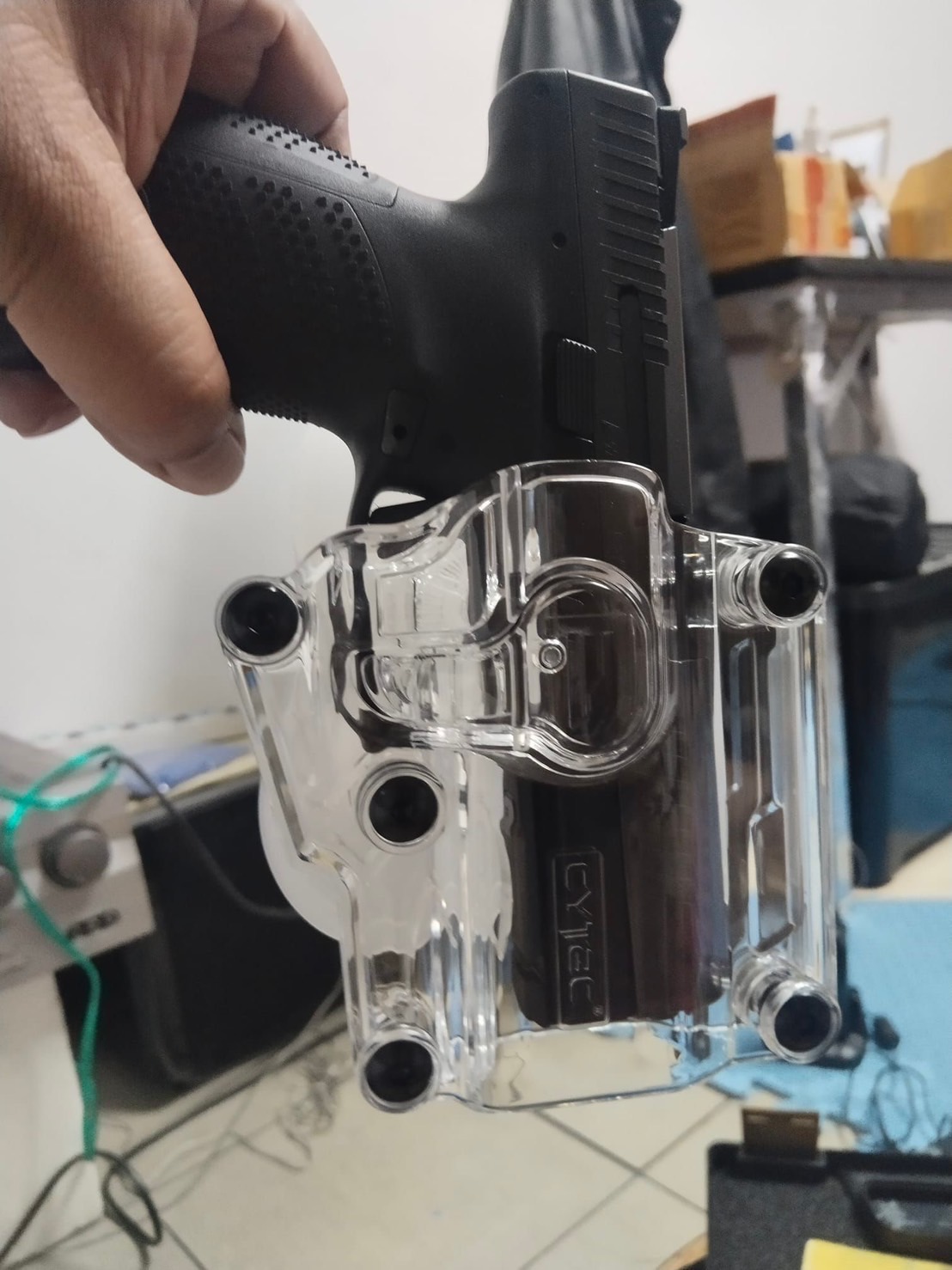 New.ซอง Megafit แบบใส ( Transparent Cytac Mega-Fit Holster ) -ซองปืนที่ออกแบบมาให้สามารถใช้งานได้หลากหลายรุ่น (ตามตารางแนบ) เช่น Glock , Sig Sauer, CZ , Beretta, Ruger , S&W, Walther, Colt, Taurus และอื่นๆ -ผลิตจากวัสดุ Polymer ชนิดใส -ซองถูกออกแบบให้ปลดล