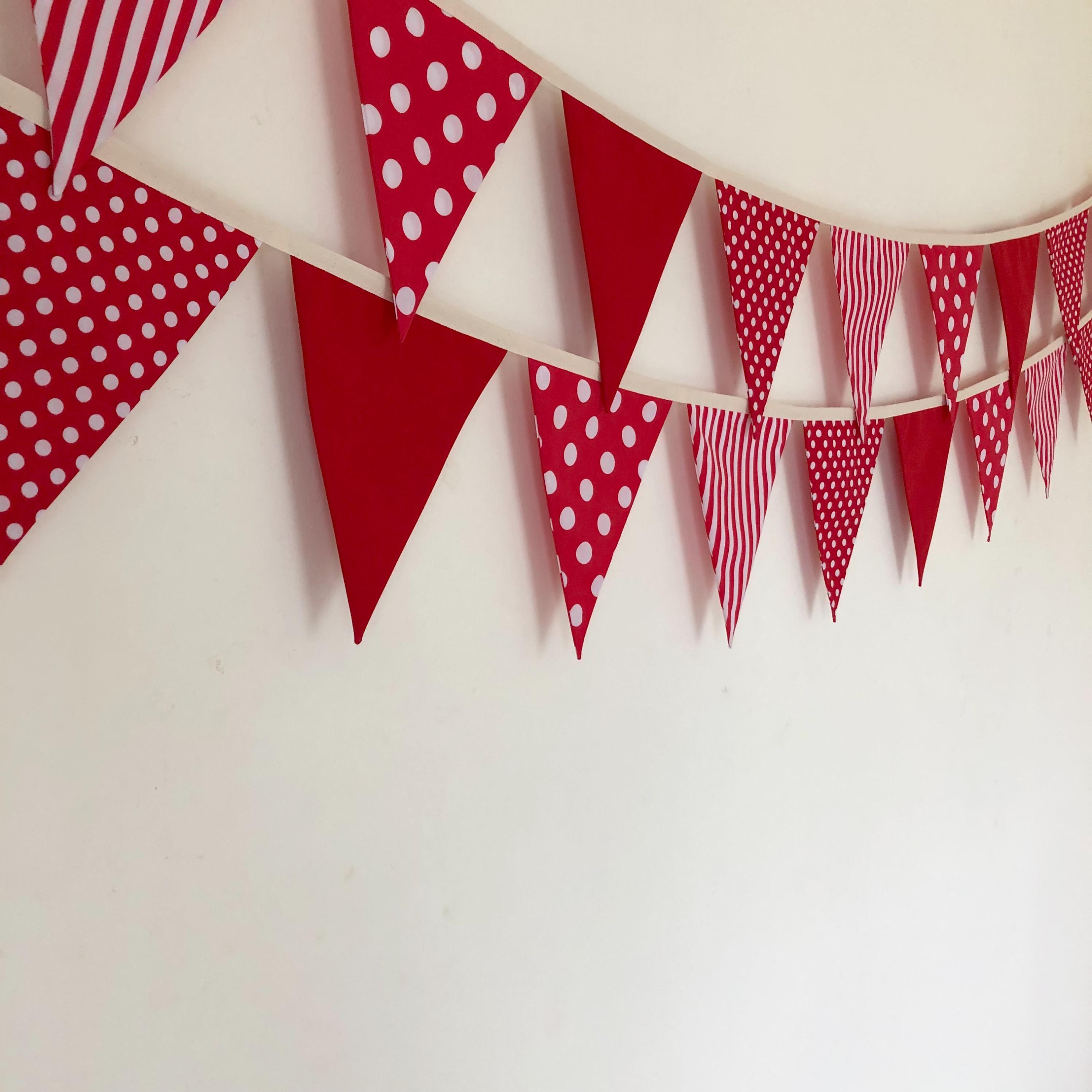 ธงผ้าโทนสีแดง