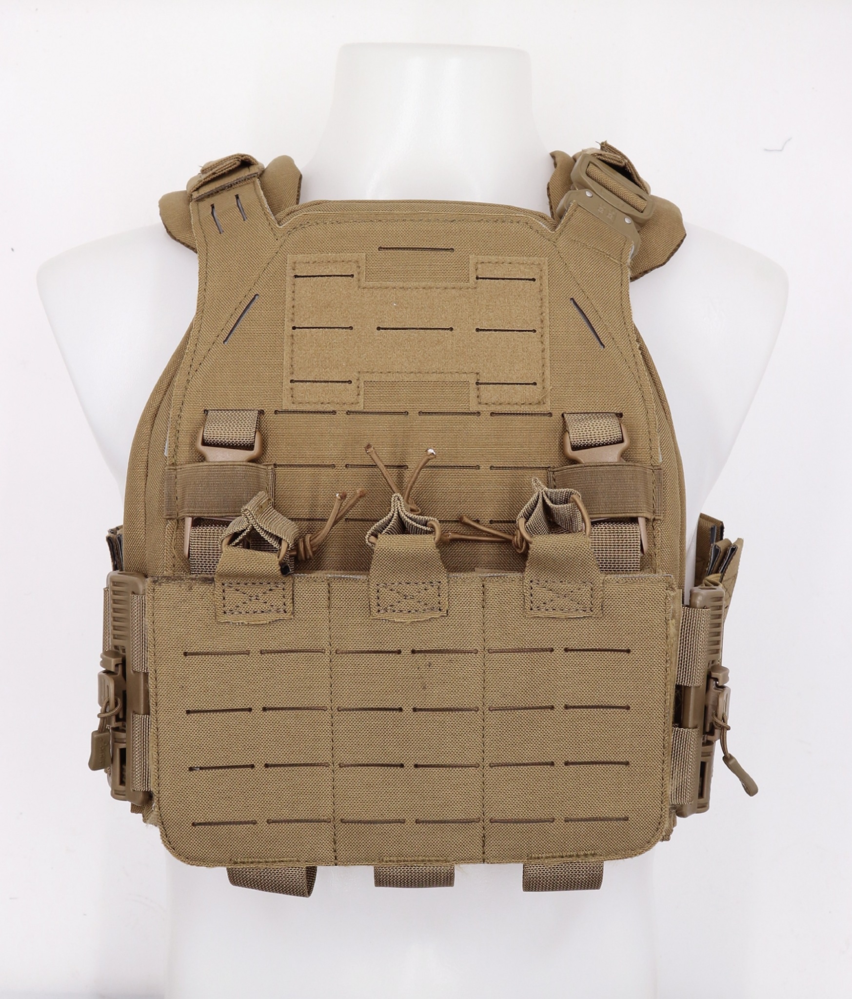 New. เสื้อเกราะ Universal Vest ( Universal Vest ) ♣ ผลิตจากผ้า Nylon 1000D เกรดคุณภาพ ♣ ติดตั้งชุดปลดไว 3 จุด ใช้งานสะดวก ♣ สายโอบข้างยางยืด มีช่องใส่แม็ก 5.56, วิทยุสื่อสาร หรืออุปกรณ์อื่นๆ ได้ รวม 6 ช่อง ♣ มาพร้อมกับซองแม็กกา