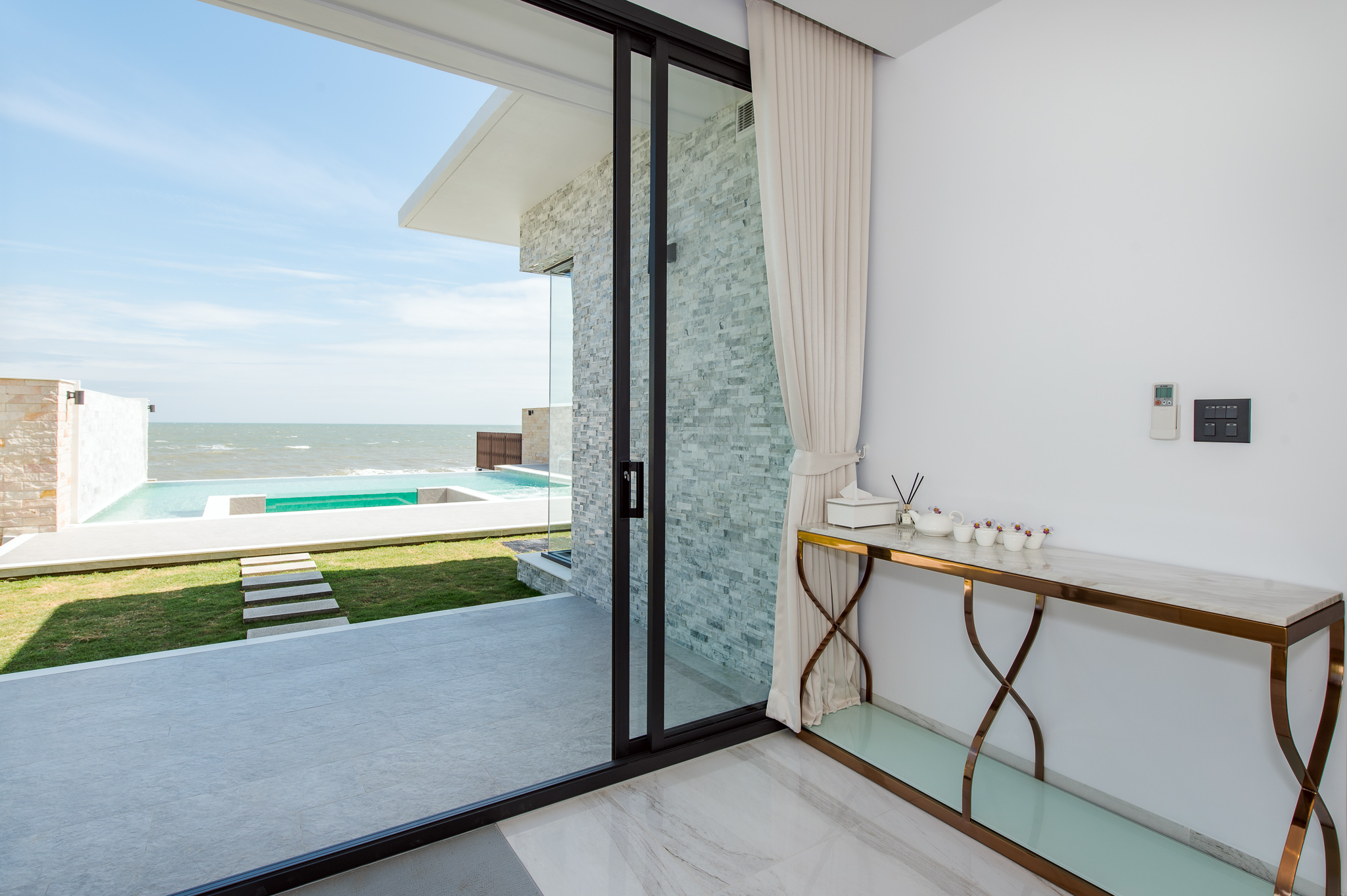 HR15066 บ้านพักติดทะเลหัวหิน The Casa Rocca Beach Villa HuaHin