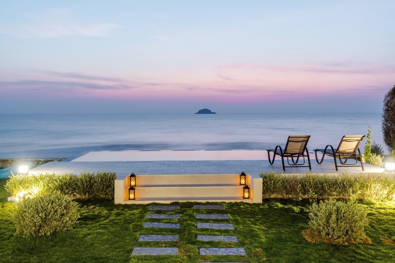 HR15076 บ้านพักติดทะเลหัวหิน The Luxe Beach Villa