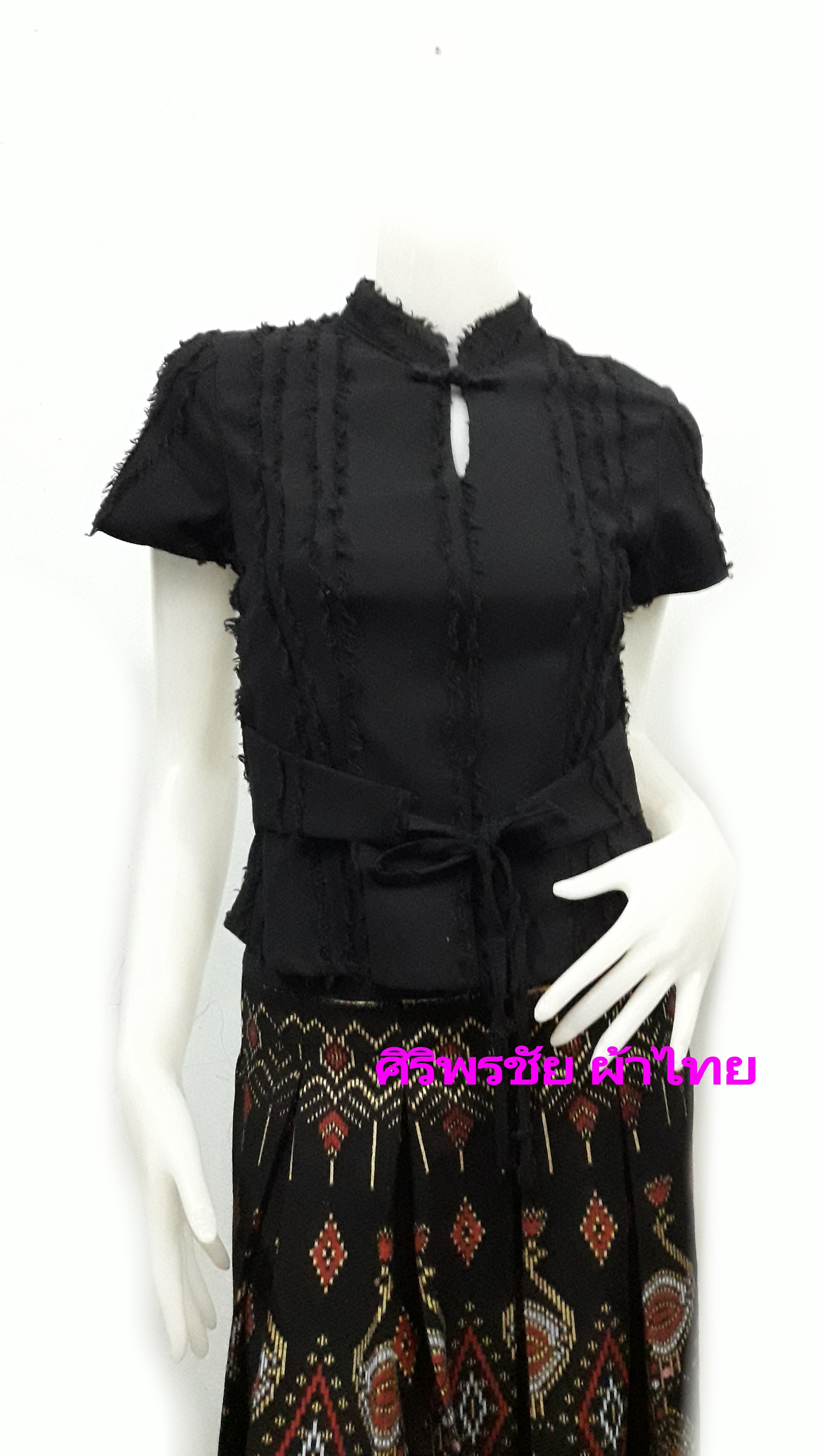 เสื้อผ้าไทยสีดำ เสื้อผ้าฝ้ายสีดำ เสื้อใส่ผ้าซิ่นสีดำ เสื้อผ้าฝ้ายสีดำคอจีนกระดุมจีนผ้าปั่นซีฟหลัง