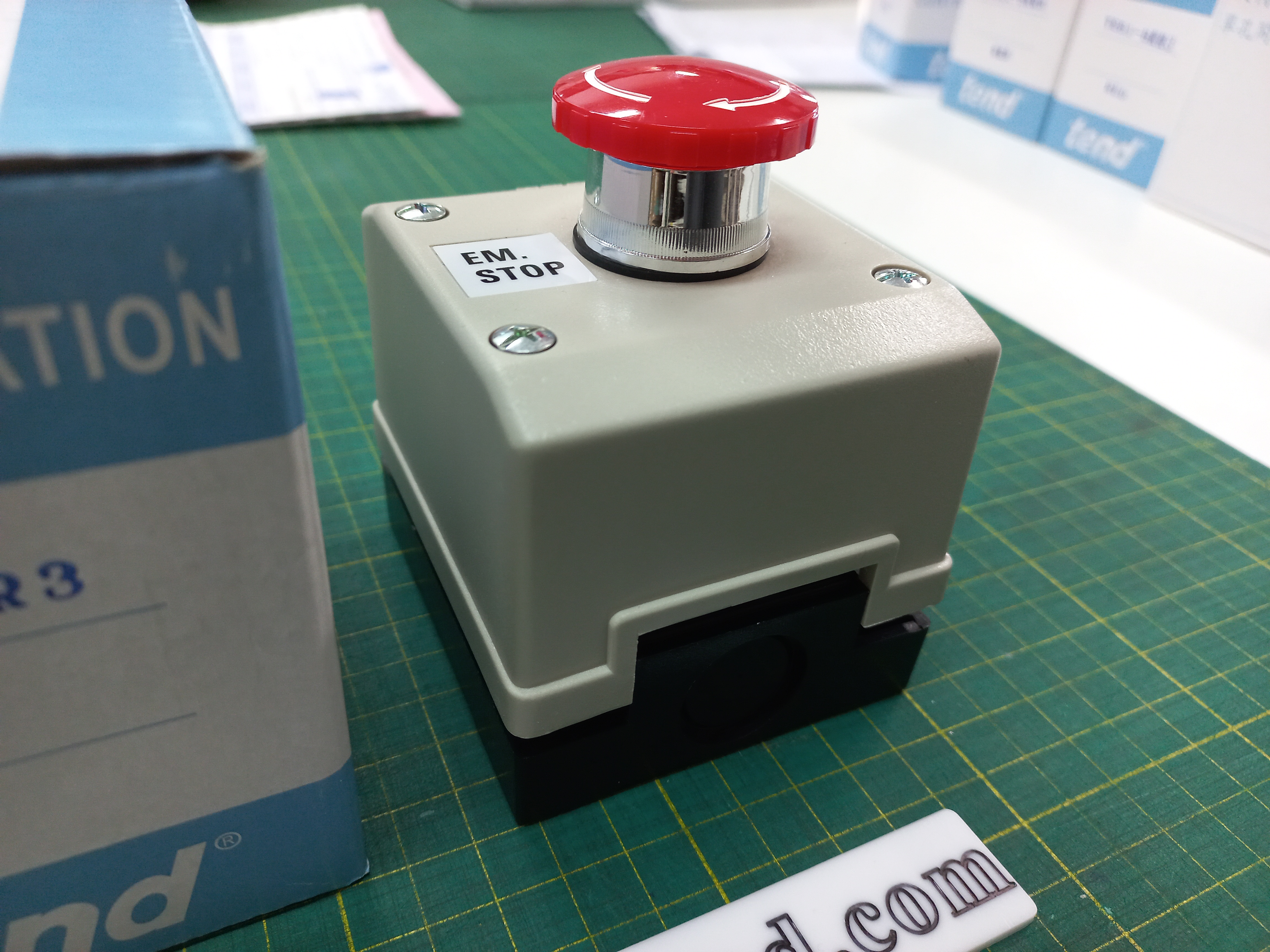 TEND บ็อกพลาสติกพร้อม Emergency Switch 1 ปุ่ม Φ25-30mm Control Station