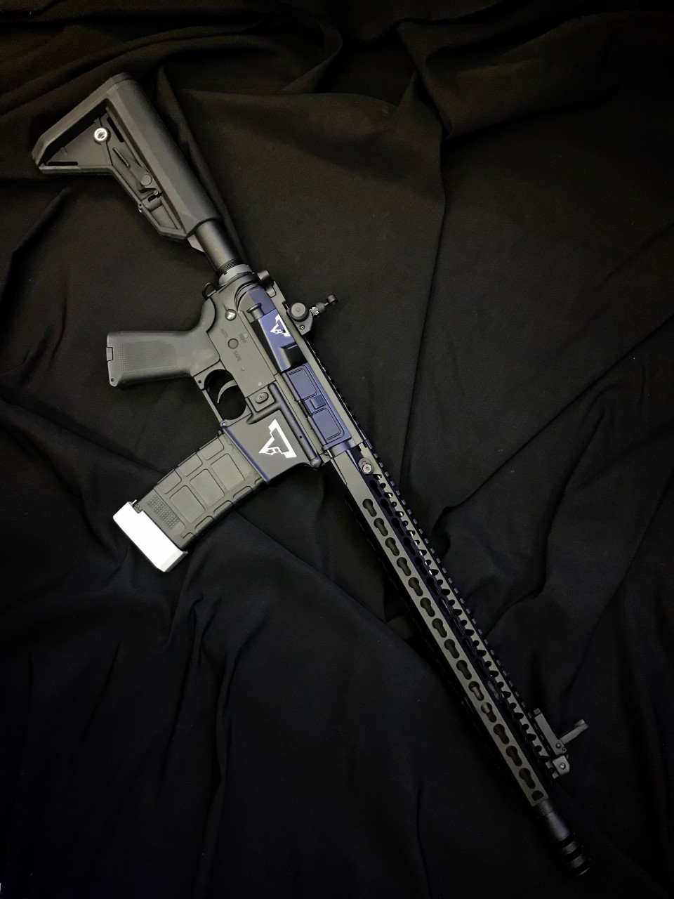 E&C 854(10”) 7,500 บาท 855(13”) 8,000 บาท รุ่นAR15 Taran Tactical (john wick) รหัส854-855 น้ำหนัก (กรัม) ความยาว (mm.)70-80 cm วัสดุMetal GearBox/บูทVer.2 new Gen 2019 การเปลี่ยนสปริงถอดท้ายเกียร์ หัวกระบอกสูบทองเหลือง แอร์นอซเซิลทองเหลือง หัวแบรริ่งมี ลู