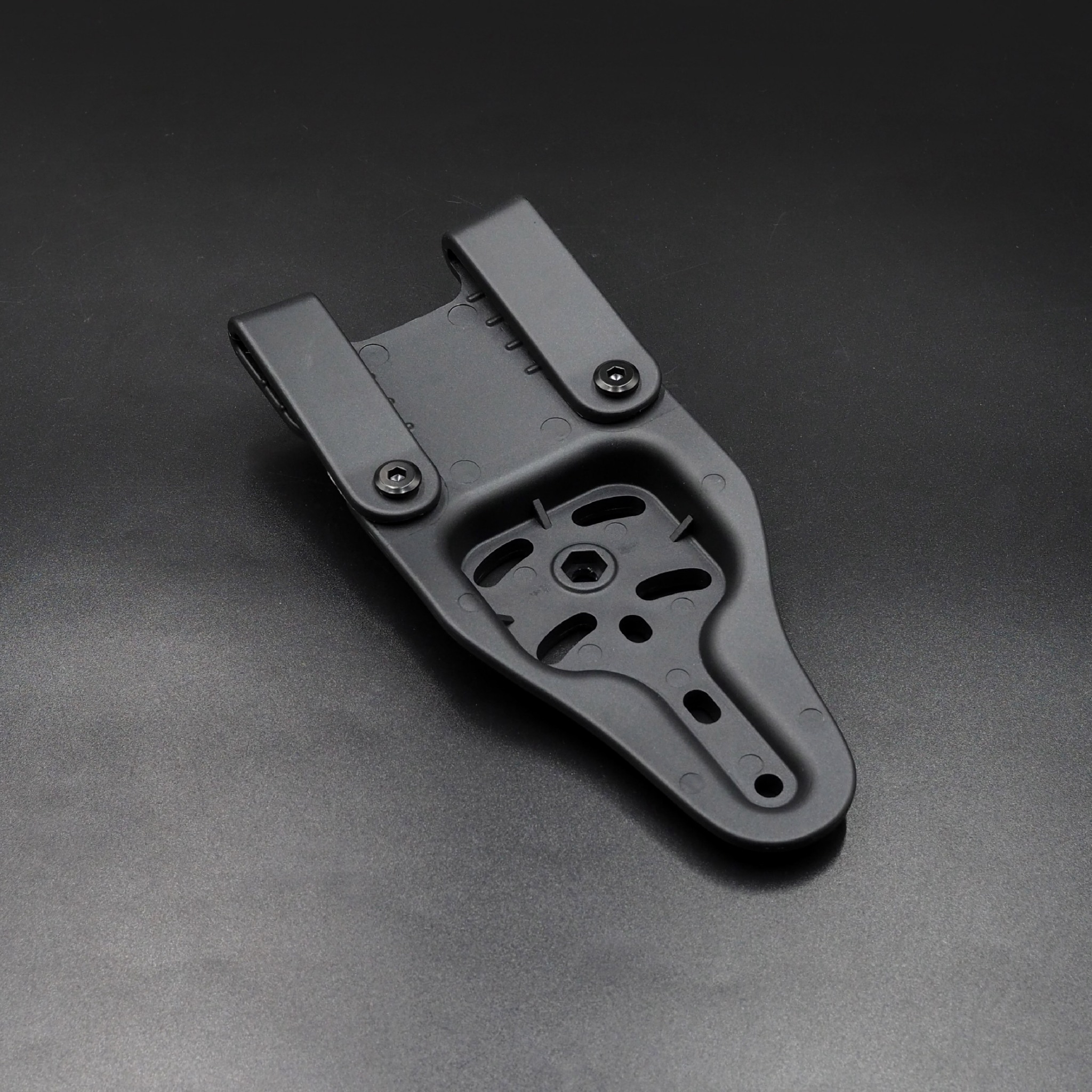 เพลทลดต่ำ Gun Flower (Gun Flower Low Ride Belt Loop) - ผลิตจาก Polymer PA66 ชนิดพิเศษ แข็งแรง ทนทาน ไม่บิดงอ - ใช้กับซองต่างๆ หลากหลายแบรนด์ Black Hawk / Cytac / Gun Flower / Safariland / IMI / ซอง 579 - ใช้กับข้อต่อลักษณะดอกเฟือง หรือยึดสกรู 3 จุดได้ - ใ