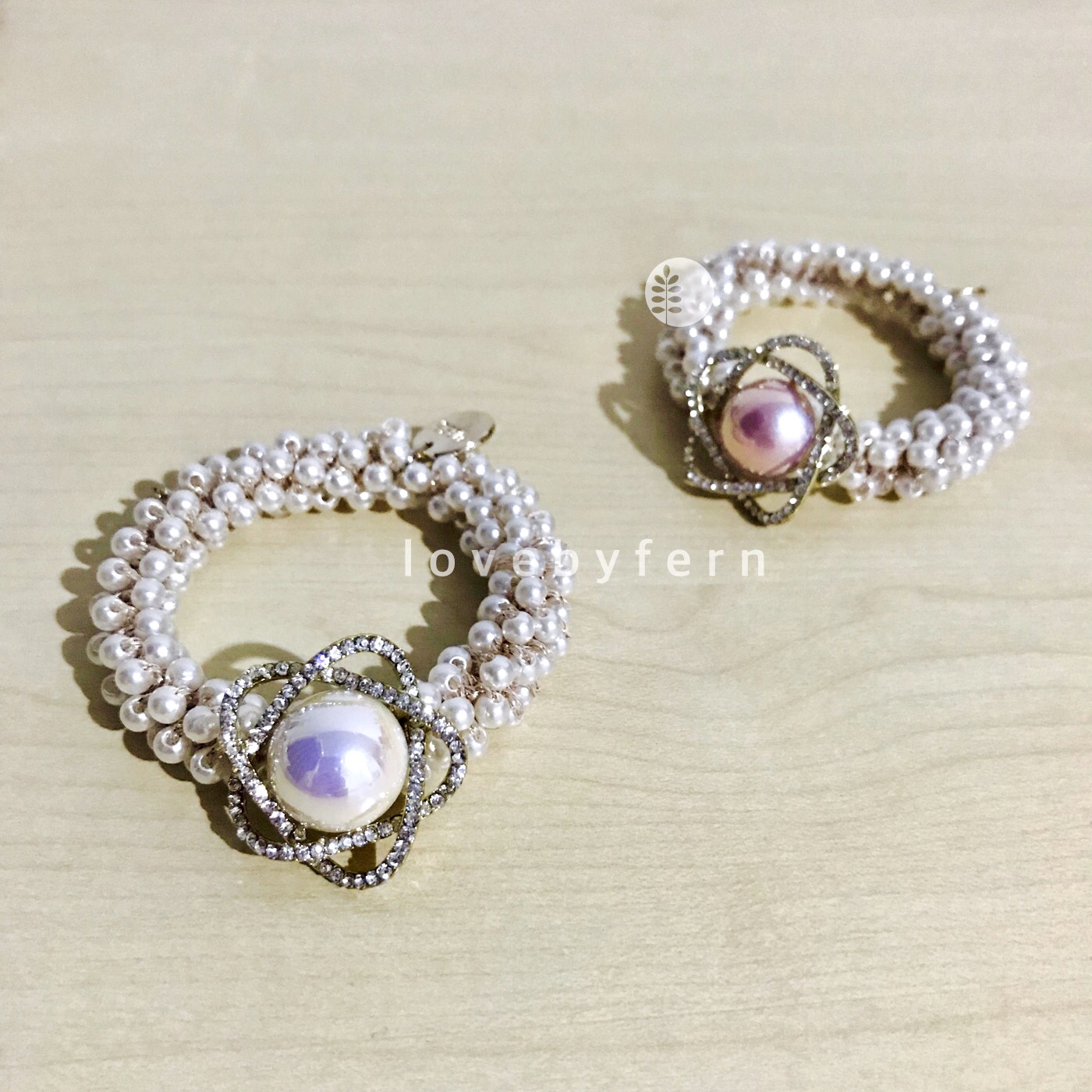 ยางมัดผมมุกหวานๆ ดอกไม้เพชรวิบวับเกสรมุกสีชมพู วาว ขนาด 2.5 cm แต่งมุกจิ๋วสีครีม สวยน่ารักมากๆ แน่น ไม่กินผม