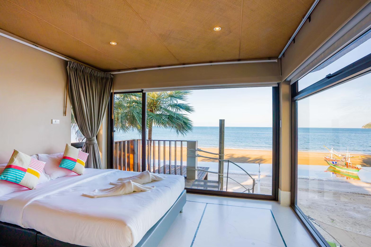 HR15064 บ้านพักติดทะเล The Ocean Beach Villa, Sam Roi Yod.