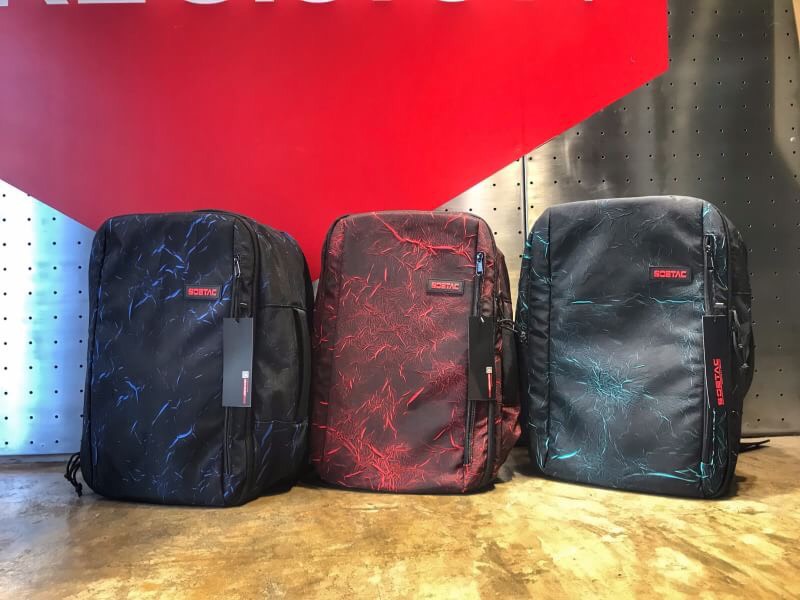 กระเป๋าเป้ ยี่ห้อSotac รุ่น Jumbo Range คุณสมบัติ : วัสดุทำจาก ผ้า900D กระเป๋าสำหรับลงสนามซ้อมยิงปืน โดดเด่นด้วยช่องเก็บของมากมาย มีช่องสำหรับเก็บปืนสั้นได้2กระบอก ตัวกระเป๋ามีการบุฟองน้ำกันกระแทรกในดีเยี่ยม มี6สีให้เลือก สีดำ สีเทา สีมัลติแคมดำ Red Thund