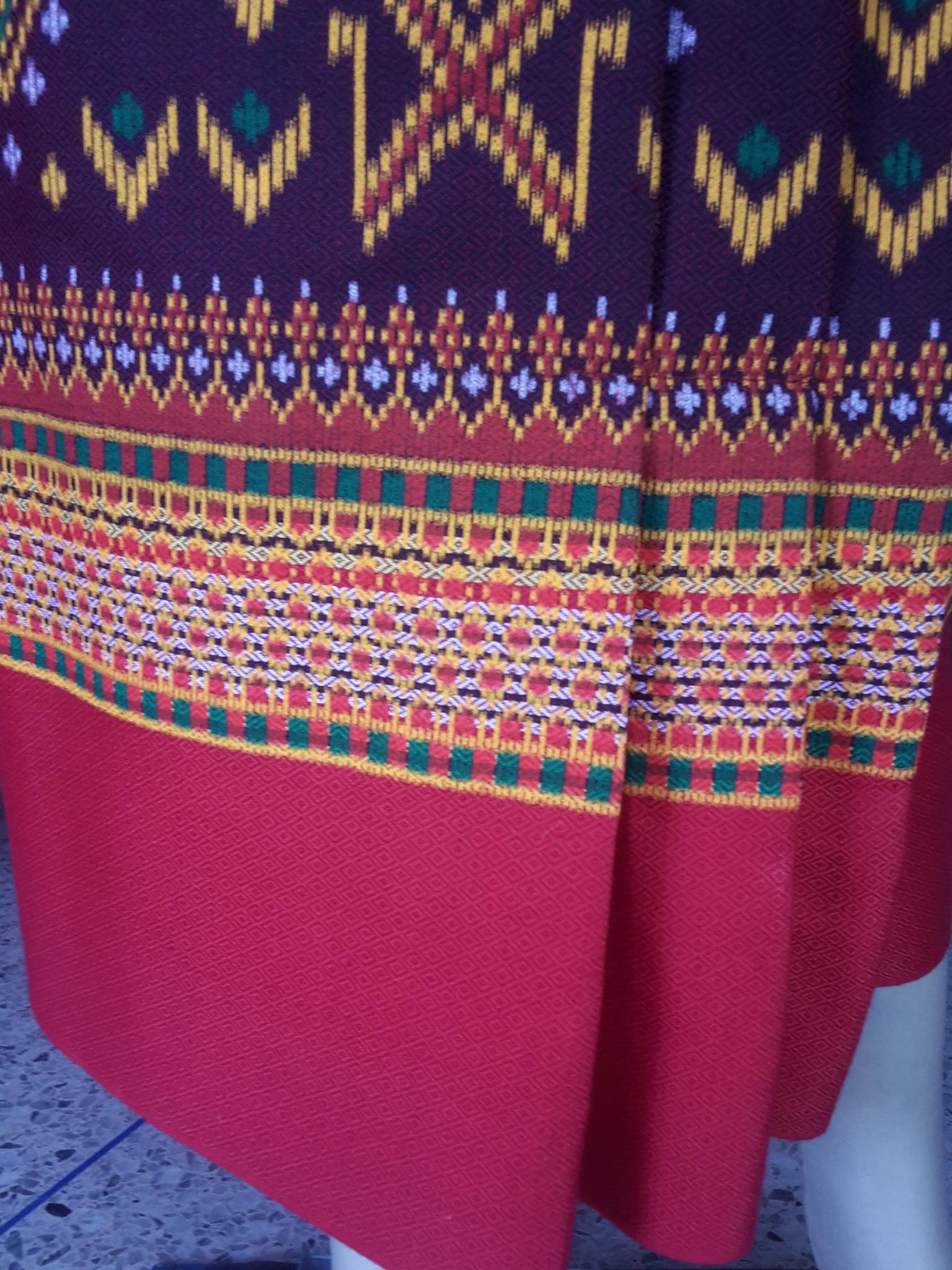 ผ้าซิ่นสำเร็จรูปผ้าซิ่นผ้าฝ้าย แบบป้ายแต่งจีบกระดุมปั้มลายพนมอัปศราฉัตร ผ้าซิ่นตัดสำเร็จพื้นม่วงตีนแดง