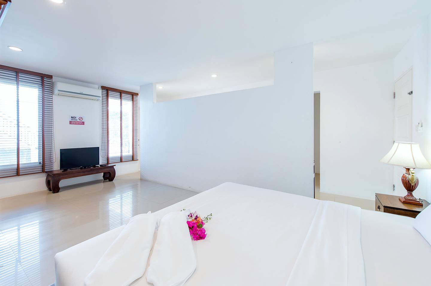 HR15072 บ้านพักติดทะเล The White Beach Villa Pranburi