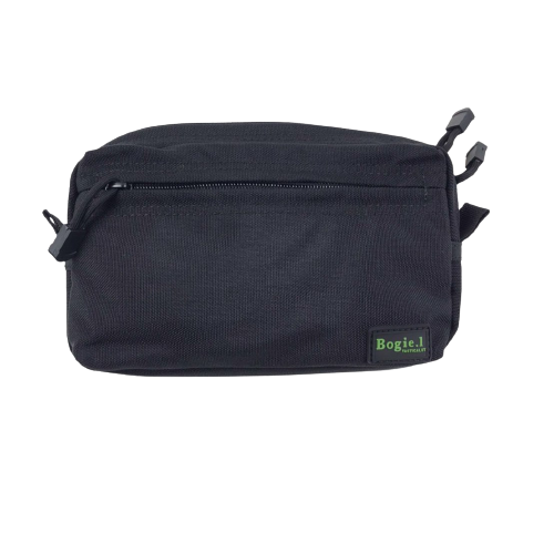 New.Bogie1 กระเป๋าเอนกประสงค์ กระเป๋าร้อยเข็มขัด การใช้งาน : ใช้ร้อยเข็มขัด | ใช้ติดเสื้อเกราะ วัสดุ : ผ้าคอร์ดูร่า 1000D สี : ดำ ขนาด : S , M , L Size S: ขนาด 15*12*5 cm Size M: ขนาด 19*14*5 cm. Size L: ขนาด 22*14*5 cm