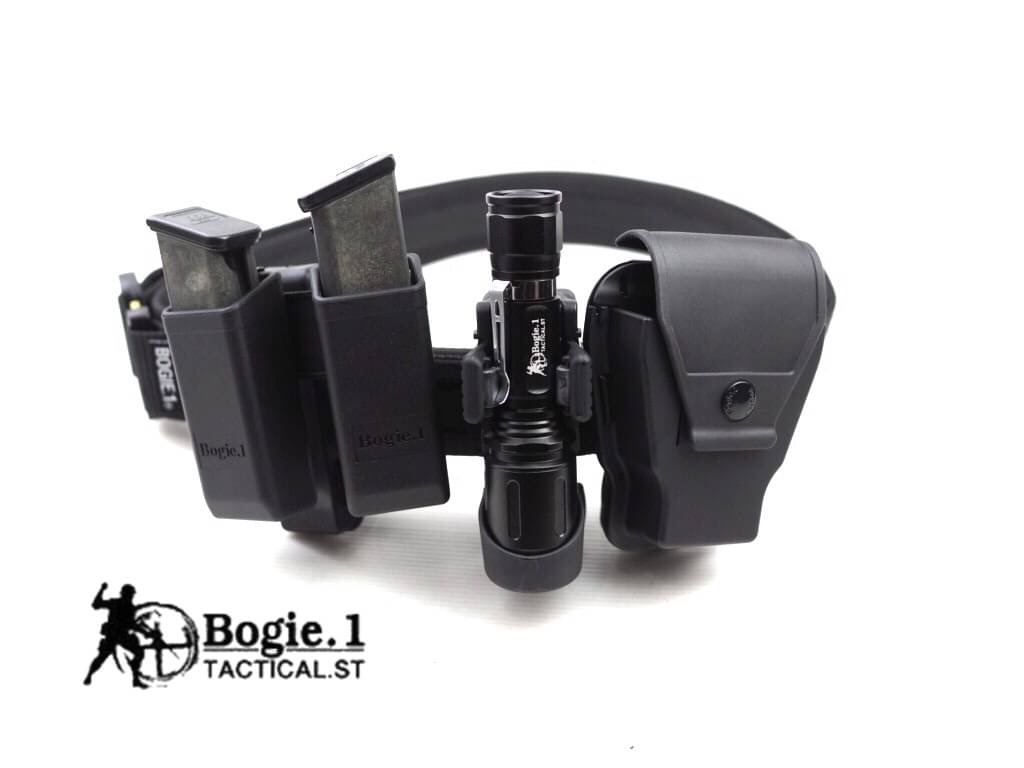 New.Bogie1 ซองกุญแจมือโพลิเมอร์ รุ่น 360 ปรับหมุนได้ 360 องศา มีฝาปิดซองกุญแจมือ สามารถถอกออกได้ ใส่กุญแจมือได้ทั้งแบบโซ่ และ บานพับ มีตัวล็อคภายในทำให้กุญแจมือเเน่น ไม่หล่นง่าย แม้ขณะวิ่ง แยกชิ้นส่วนได้