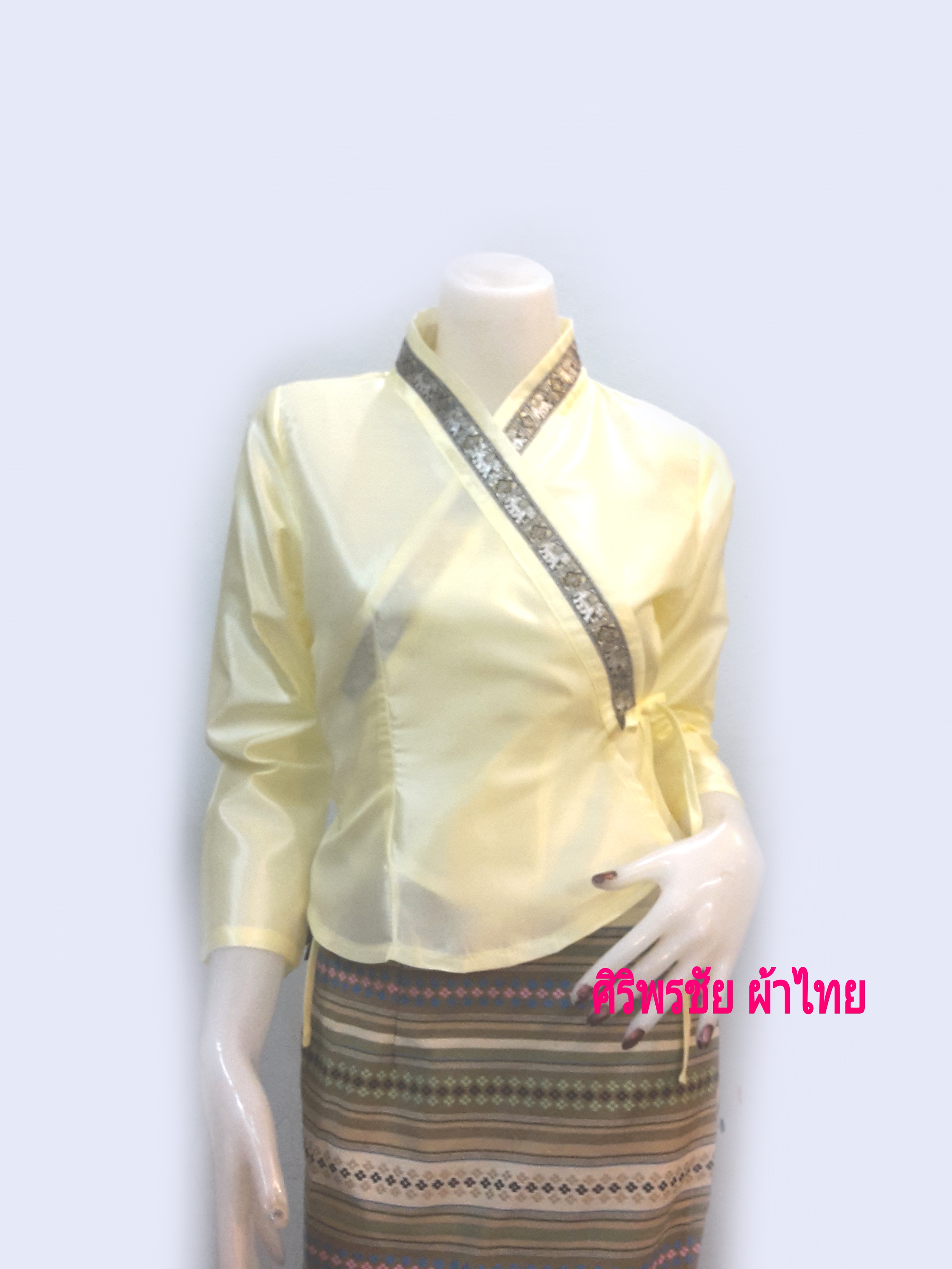 เสื้อผ้าไทยพื้นเมืองสไตน์เจ้านางสีครีม เสื้อผ้าไหมแก้วคอจีนไตน์เจ้านาง เสื้อใส่ผ้าซิ่น เสื้อใส่กับผ้าซิ่น เสื้อผ้าฝ้ายสีครีมคอจีนป้าย ครีม M