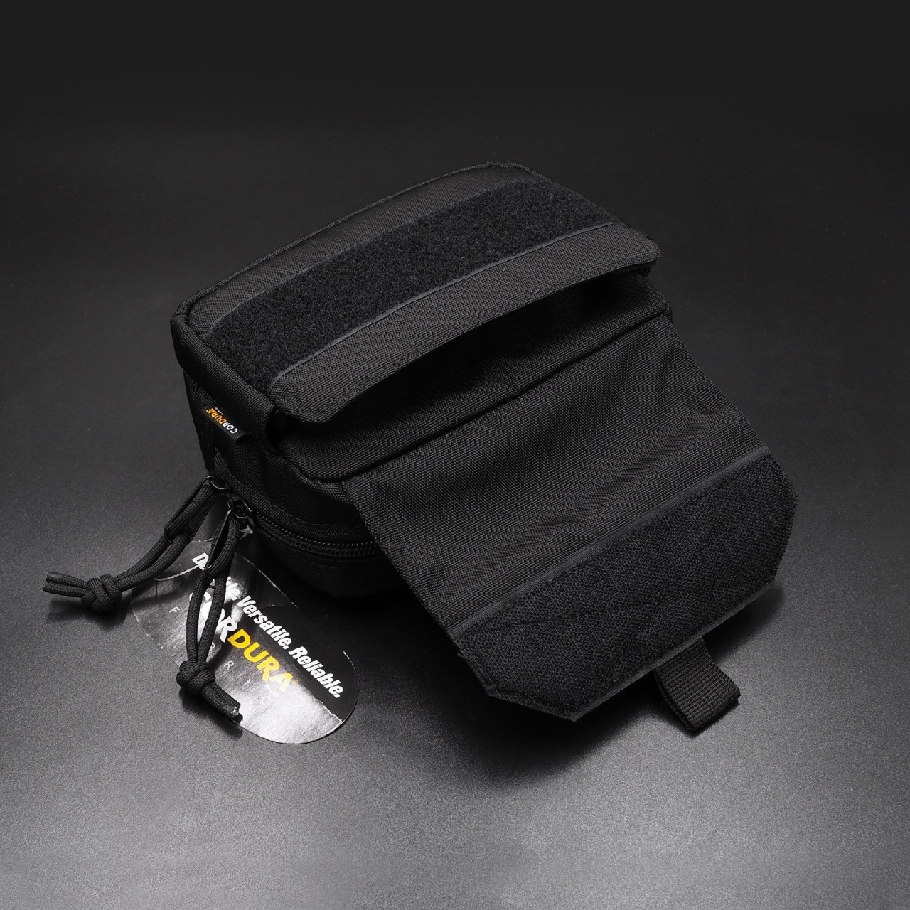 New.กระเป๋า EDC : B20 # (double arrow right)ผลิตจากผ้า CORDURA 1000D (double arrow right)กระเป๋าหลักเป็นแบบซิป มีพื้นที่สำหรับใส่อุปกรณ์เสริมต่างๆ แบ่งช่องไว้เป็นสัดส่วน และ ด้านในมี Elastic Loop (double arrow right)กระเป๋าหน้า เป็นแบบ Velcro ด้านใน บุฟอง