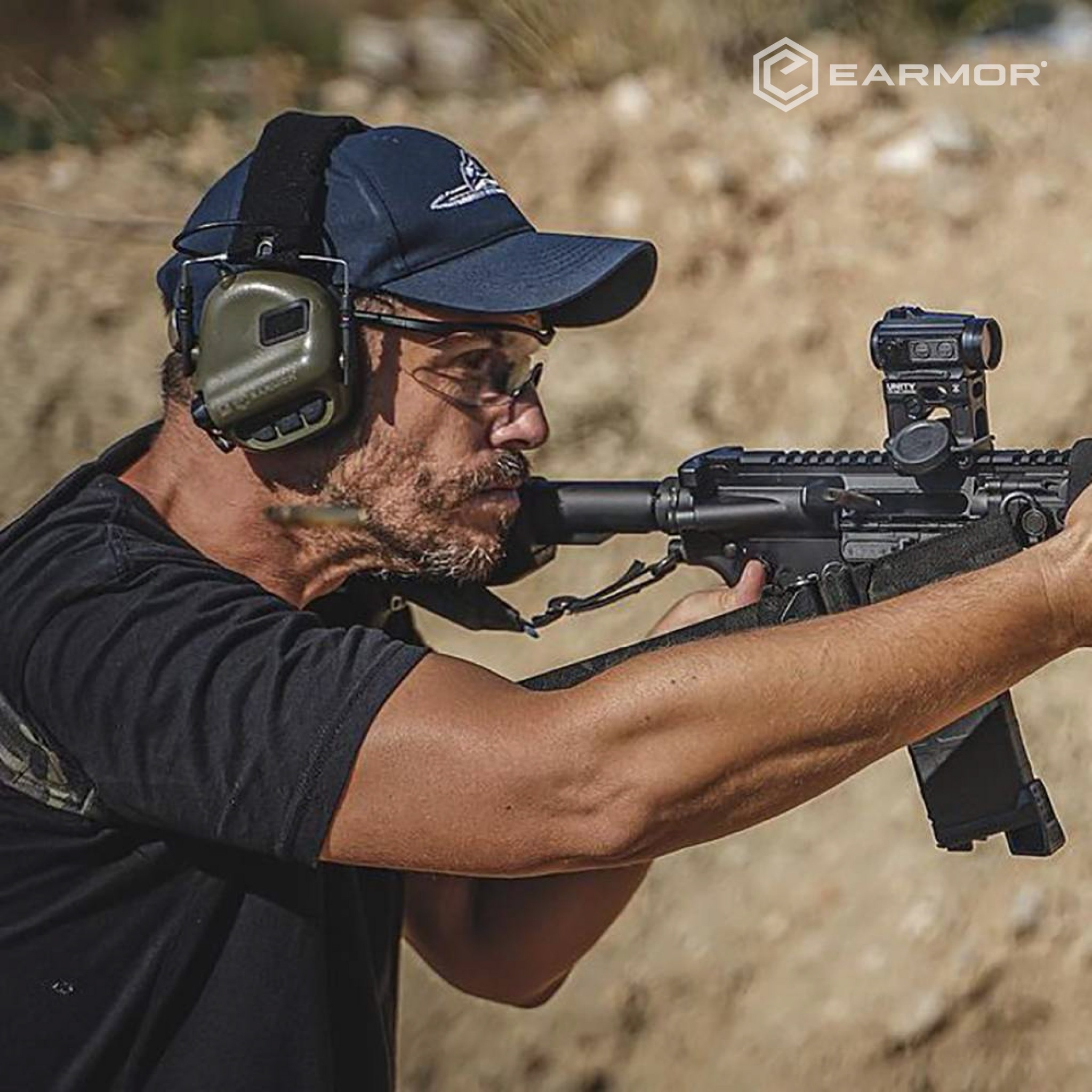 ครอบหูฟัง Earmor M32 MOD4 ( Earmor M32 Tactical Headset ) 🔱ออกแบบมาเพื่อใช้ลดเสียงดังในสถานที่ต่างๆ เช่น สนามยิงปืน, โรงงานอุตสาหกรรม, เครื่องจักรหนัก, ลานบิน เป็นต้น 🔱มีไมค์สื่อสาร ( สลับซ้าย-ขวาได้ ) 🔱ช่วยตัดเสียงที่ดังเกิน 82 dB