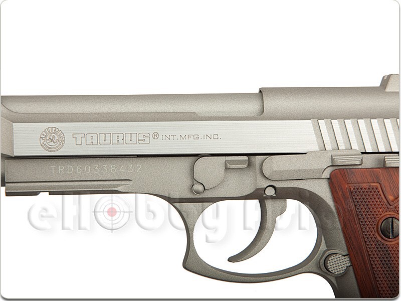 New.Cybergun TAURUS PT92 CO2 GBB (Hairline Silver) ไซเบอร์กัน ทอรัส พีที92 ระบบแก็สCo2 สำหรับPT92 นี้ จะคล้ายกับตัวโคล มาร์คโฟร์ ที่มีการถอดแบบจากปืนจริง ทั้งในเรื่องสีและมาร์คกิ้ง ลิขสิทธิ์แท้จากโรงงาน มาร์คกิ้งสมจริง ระบบการยิงเป็นเซมิออโตเมติก และฟลูออ