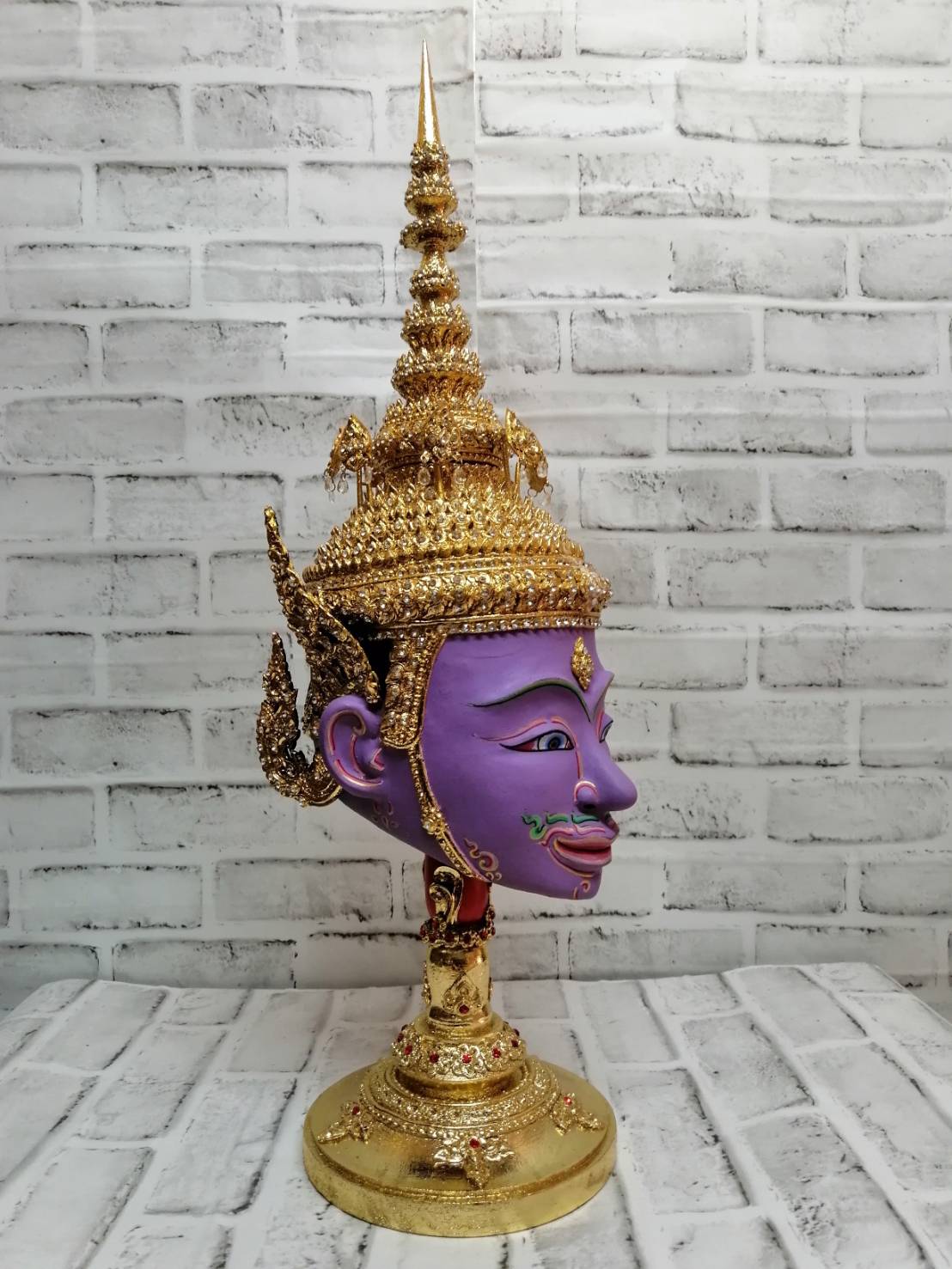 พระนารายณ์ ขนาดผลส้มโอ (เกรดพรีเมี่ยม) พร้อมฐานไม้ตีลายปิดทองประดับเพชร