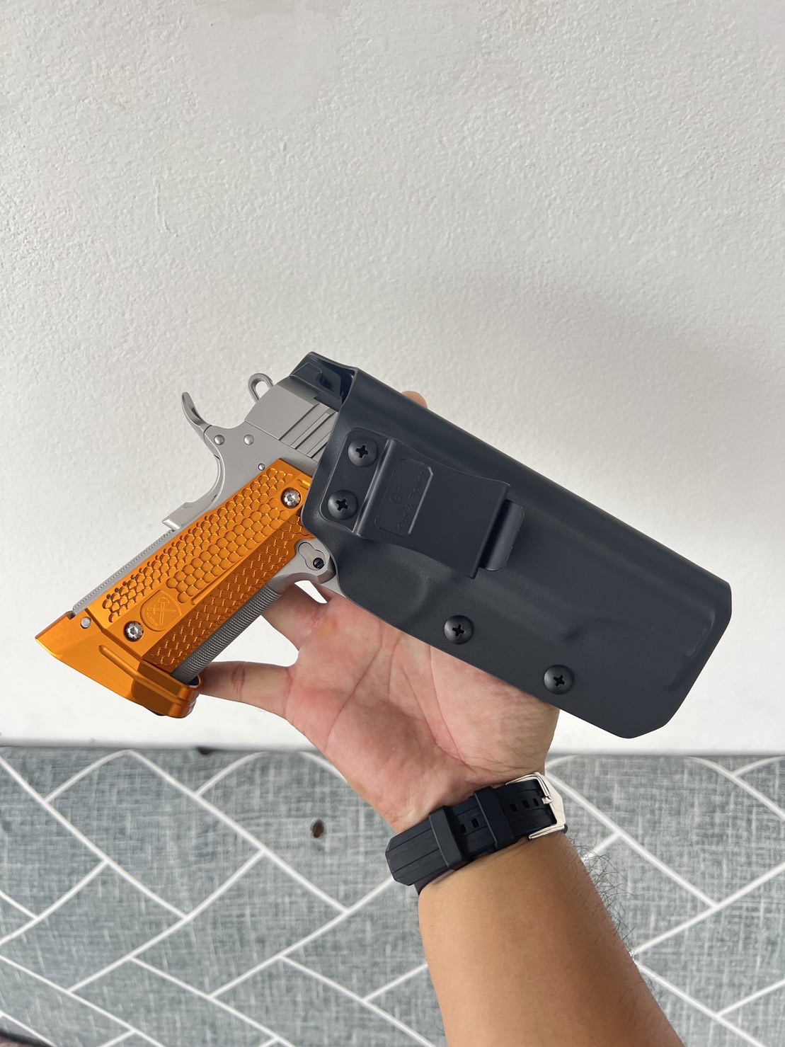 New.ซองพกใน Kydex 1911 ( 5" ) ซองปืน KYDEX ของ GUN & FLOWER ผลิตจากแผ่น Kydex ที่นำเข้าจากประเทศสหรัฐอเมริกา ทางโรงงานเลือกใช้แผ่น Kydex ขนาดความหนา 2.04 มิลลิเมตร - ทำความสะอาดได้ง่าย ล้างคราบสกปรกออกง่าย - คงรูป ไม่หดหรือขยายตัว ตามสภาวะอากาศ - เบา