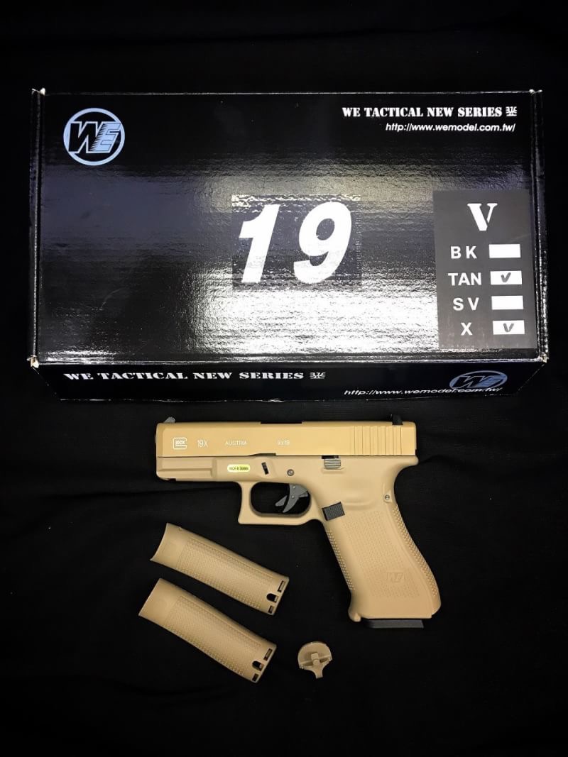 🔥ลูกค้าสามารถดูสินค้าทั้งหมดจาก แอด id Line:@bkkboy (ใส่ @ นำหน้าด้วยนะครับ) 🔥 New.Re-Stock we glock 19x bk&tan ราคา: 3,900 บาท Ems 100 บาท G19X ต่างจากรุ่น G19 ยังไง? G19X ความยาวของสไลด์เท่ารุ่น G19 ทั่วไป แต่กริปมือจะมีขนาดเท่ารุ่น G17 