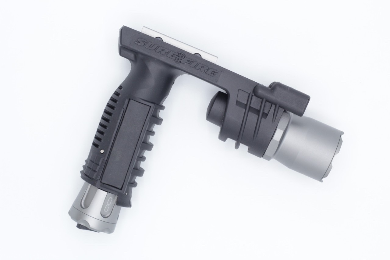 กริ๊ปมือไฟฉายติดปืน ยี่ห้อ Surefire รุ่น M910A (Vertical Foregrip Weaponlight) คุณสมบัติ : ทำจากวัสดุ อลูมิเนียม6061 ระดับความสว่าง 400 Lumen (หน้ากว้างเลนส์มีความกว้างจึงให้แสงสว่างที่สว่างมาก) มีทั้งโหมด โหมดไฟหลัก(เปิด-ปิดที่บริเวณกริ๊ปมือจับ) และ โหมด