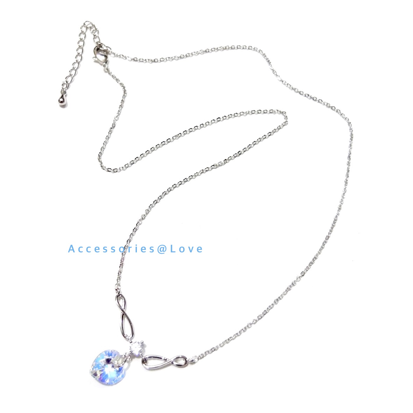 สร้อยคอสีเงินพร้อมจี้คริสตัลหัวใจ swarovski สีเหลือง/ฟ้า สวยวิ้งมากๆ ค่ะ สายสร้อยออกแบบเก๋ตรงข้อต่อช่วงจี้ งานเยี่ยมค่ะ ยาว 42+4 cm ขนาดจี้ 1 x 1.9 cm