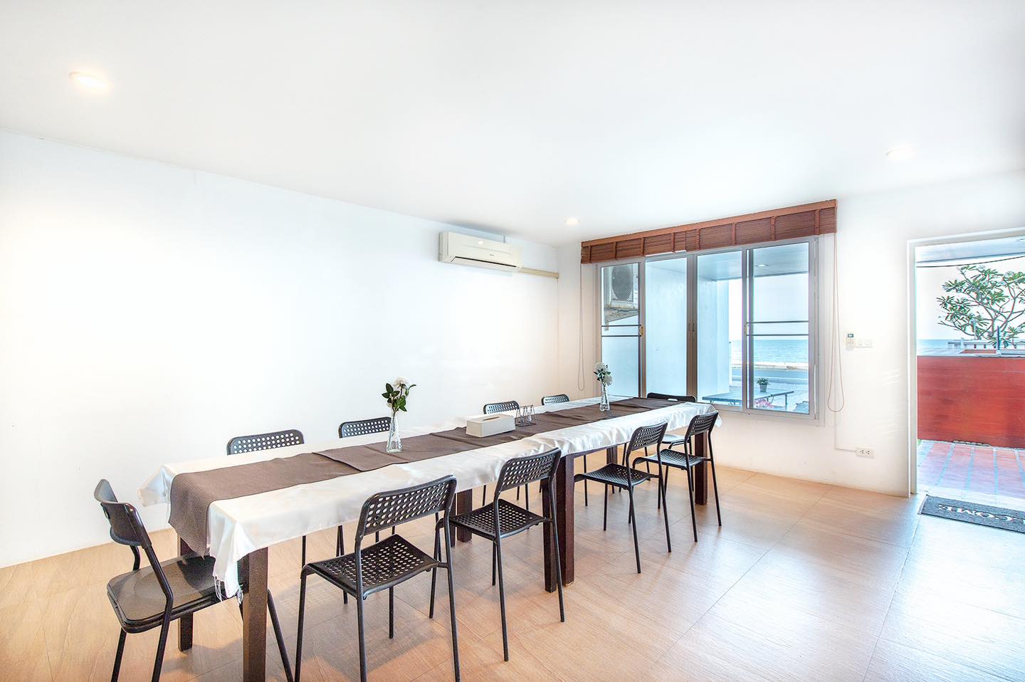 HR15072 บ้านพักติดทะเล The White Beach Villa Pranburi