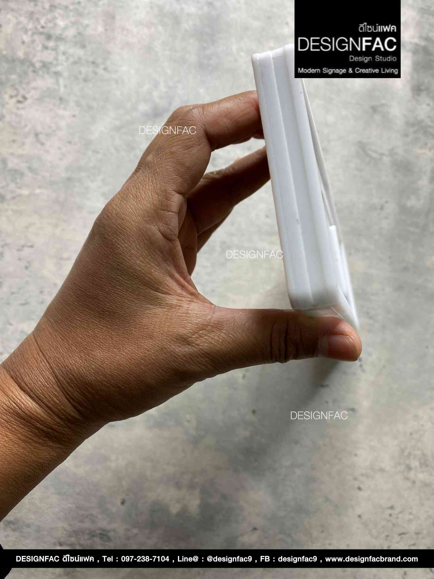ป้ายเลื่อน ป้ายเลื่อนว่าง-ไม่ว่าง อะคริลิคพื้นขาวด้าน เซาะร่องลงสี สไตล์โมเดิร์น มินิมอล เรียบหรู