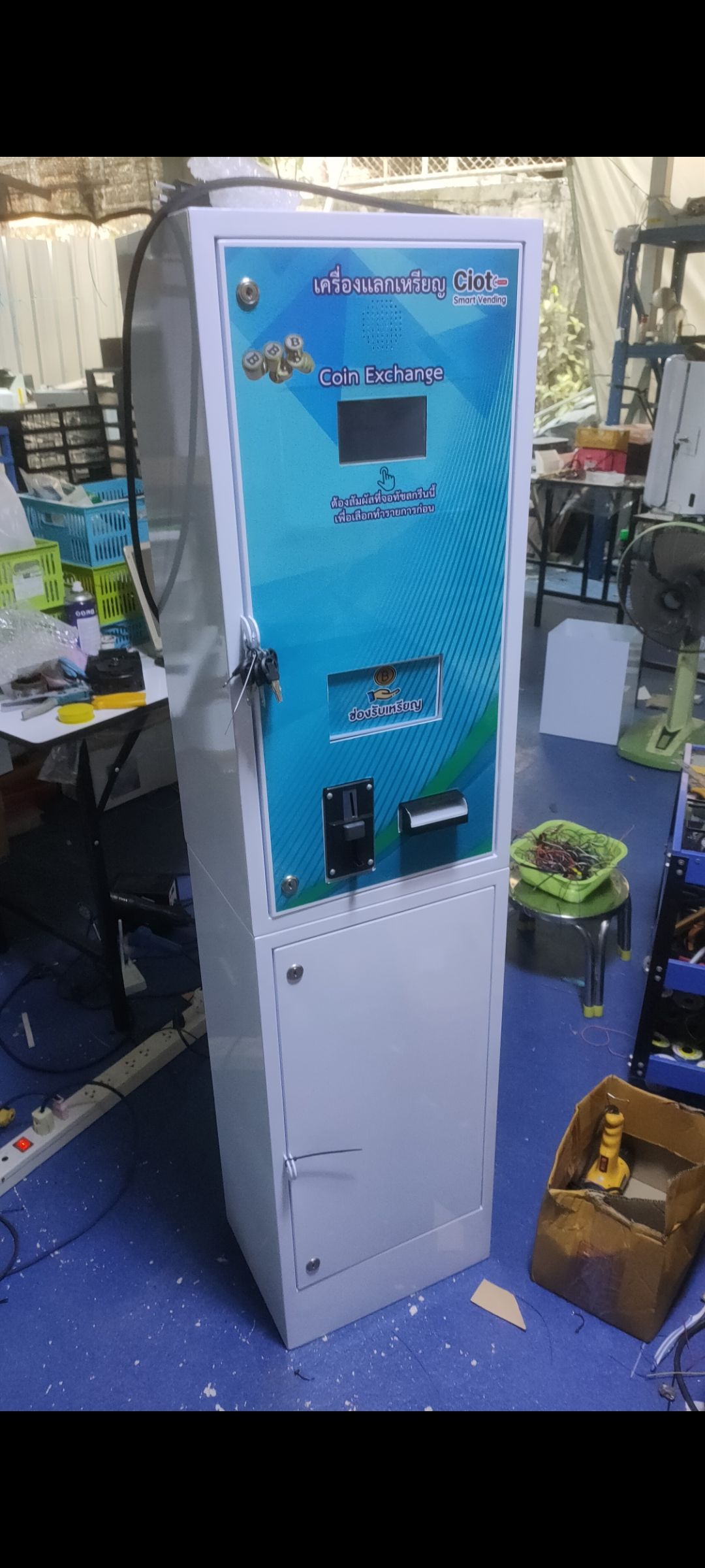 🇹🇭เครื่องแลกเหรียญ10🎖️ แบบตั้งพื้น สร้างรายได้ จอทัชสกรีน พูดได้⭐⭐⭐⭐⭐ คุณสมบัติพิเศษ ตั้งค่าให้มีค่าธรรมเนียมการแลกได้