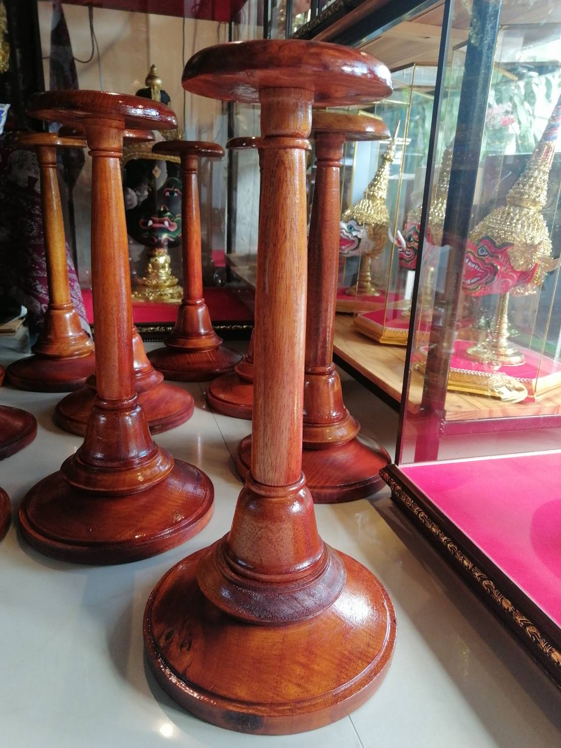 ฐานไม้กลึงลงชะแล็ก สำหรับวางหัวโขน เศียรครูขนาดครอบ สูง 16 นิ้ว