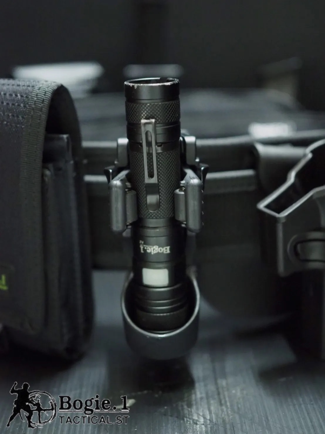 New.Bogie1 ซองไฟฉายโพลิเมอร์ รุ่น Lock 360 มีตัวล็อก แน่นกริ๊บ ไฟฉายไม่ร่วงหล่น หมุนปรับระดับได้ 360 องศา ร้อยเข็มขัดได้ทุกขนาด (ปรับขนาดได้) ร้อยกระเป๋า / ติดเสื้อเกราะ ได้