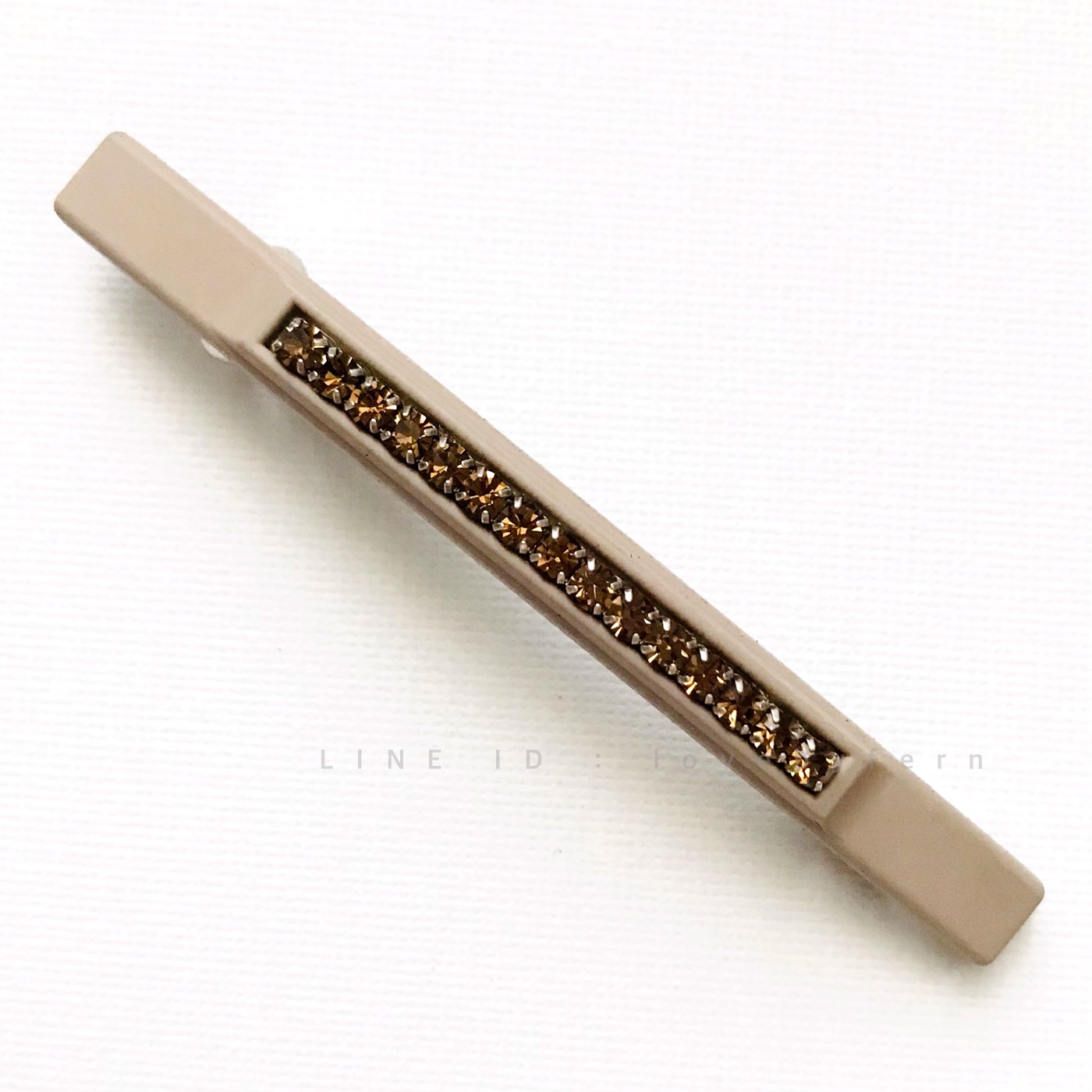 กิ๊บสปริงเกาหลี-สีเบจ แต่งคริสตัลสวยสีเดียวกัน ขนาด 0.7 x 8.5 cm ตัวสปริงยาว 7 cm สวยมินิมอล คุณภาพเยี่ยม #MadeinKorea #กิ๊บสปริงเกาหลี #lovebyfern