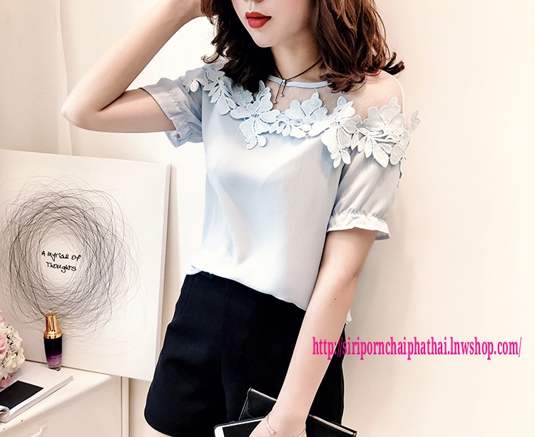 เสื้อทำงานชีฟองเกาหลีสีฟ้าอ่อนแต่งผ้าลูกไม้ตาข่าย เสื้อชีฟองเกาหลีแต่งลูกไม้ เสื้อทำงานเกาหลีคอแต่งโบว์ เสื้อสมัครงาน ชุดสมัครงาน เสื้อลูกไม้เกาหลีใส่กับผ้าถุง เสื้อลูกไม้จากจีนใส่กับผ้าซิ่น