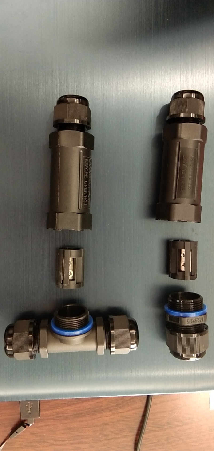 ข้อต่อสายไฟกันน้ำ แบบตัว T ใช้กับสายไฟฟ้า เบอร์ 0.5 ถึง 2.5 mm² 5 เส้น แบบขันน็อต