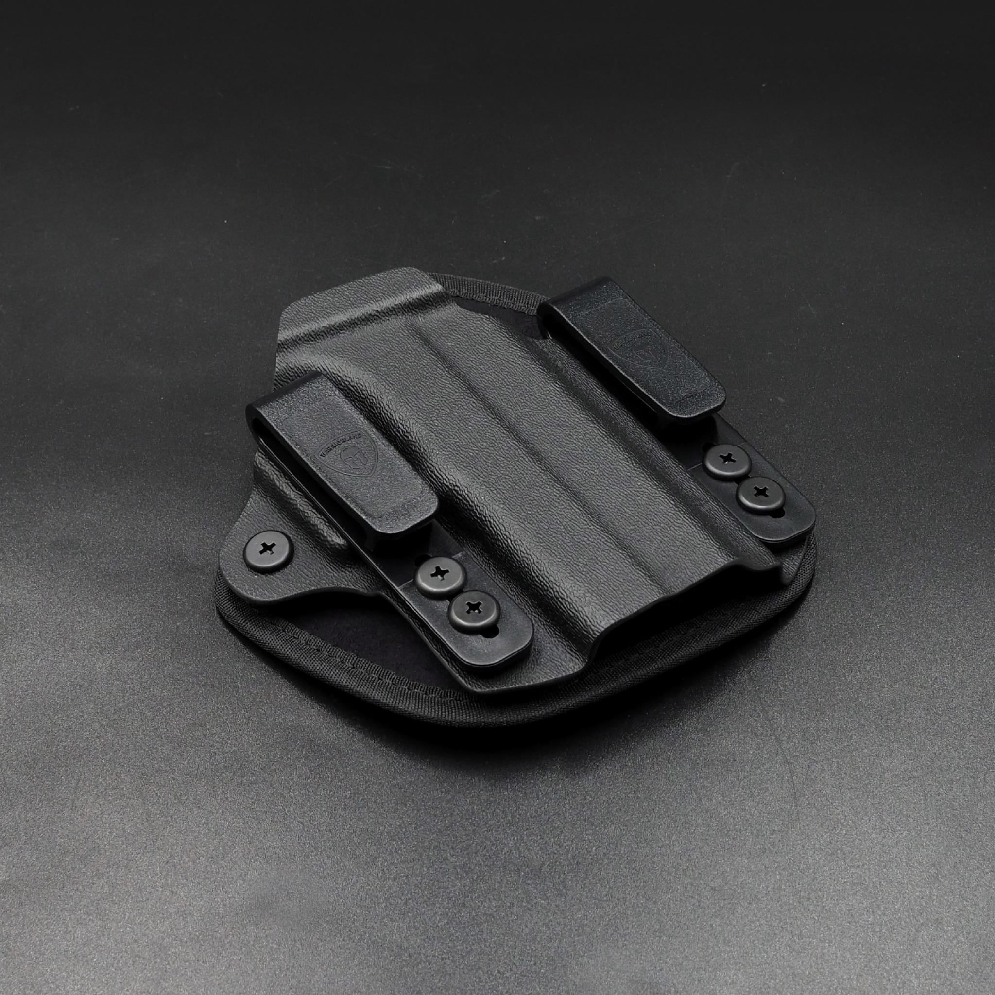New.ซองพกใน Universal (Kydex + Nylon) Warriorland Warriorland IWB Universal Hybrid Kydex&Nylon Holster ⭕ ใช้งานได้กับ Compact & Full size หลากหลายรุ่น ตามตารางในภาพประกอบ ⭕ ปรับใช้ เพียงปรับสกรู 5 จุด ให้กระชับตามต้องการ ⭕ ซองผลิตจาก kydex เกรดคุณภาพ ⭕ แผ