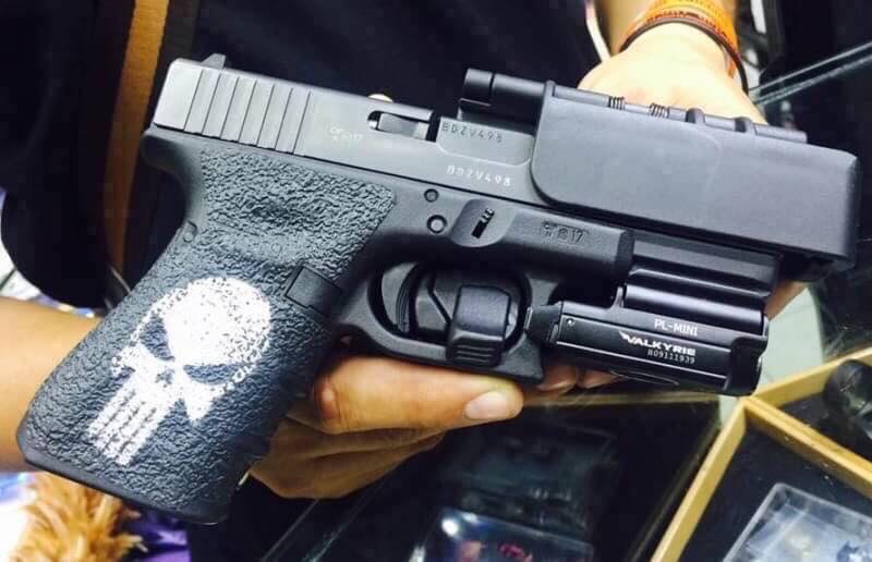 New.ซองปืนขึ้นลำ G19 ผลิตจาก Polymer เกรดพิเศษ แข็งแรง สามารถขึ้นลำได้ ด้วยเพียงมือเดียว ระบบ Safety ล็อคโก่งไก ปลอดภัย แรงสปริงดีดออกด้านข้างทันที ที่ปลดล็อคปืน ตัวล็อคเข็มขัดออกแบบให้ใช้ง่าย ปรับขนาดได้ สามารถปรับเป็นแบบพกต่ำได้ หมดกังวล สำหรับท่านที่ติ