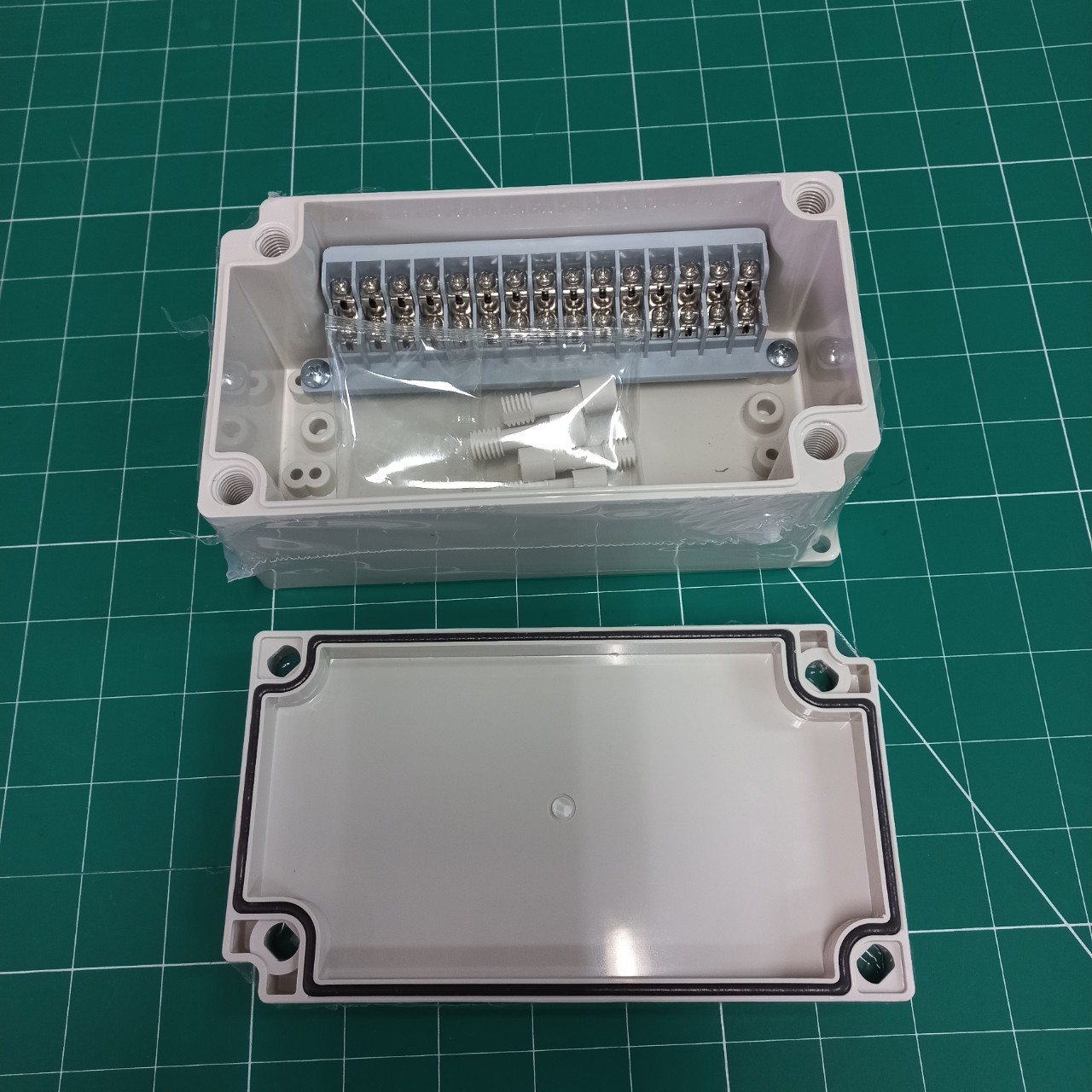 TIBOX TJ-15P-S กล่องพลาสติก พร้อมเทอร์มินอลบล็อก 15 ช่อง IP66 ขนาด 100x180x75 mm