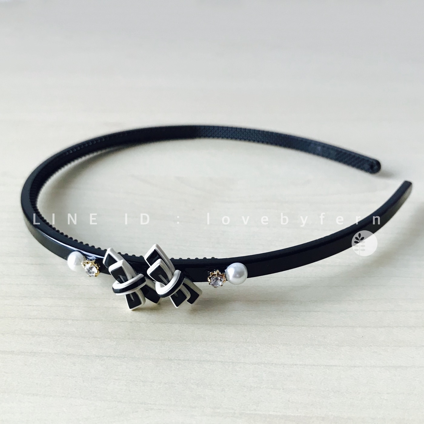 ที่คาดผมสีดำ ประดับโบว์จิ๋ว 2 ตัว-สีดำ ด้านข้างแต่งเพชรและมุก งานสวย โบว์เล็กๆ น่ารักมากๆ สายหวานเลยค่ะ ขนาดมาตรฐานไม่บีบศีรษะ ไม่กินผม #MadeinKorea