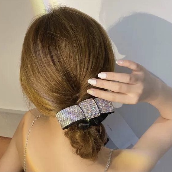 โดนัทมัดผมยางดำ แต่งโบว์เพชรวิบวับสีขาวเล่นไฟสวย ยางดีไม่กินผม สินค้าคุณภาพดี ขนาดโบว์ 10 x 3 cm สวยหวาน น่ารัก เรียบหรู