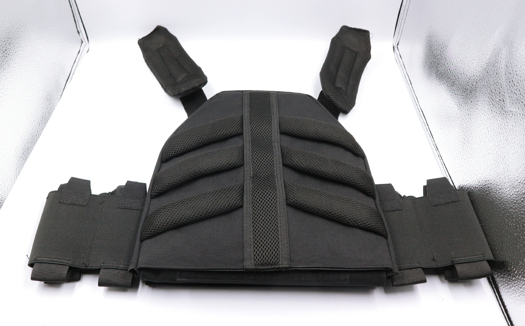 New. เสื้อเกราะ Universal Vest ( Universal Vest ) ♣ ผลิตจากผ้า Nylon 1000D เกรดคุณภาพ ♣ ติดตั้งชุดปลดไว 3 จุด ใช้งานสะดวก ♣ สายโอบข้างยางยืด มีช่องใส่แม็ก 5.56, วิทยุสื่อสาร หรืออุปกรณ์อื่นๆ ได้ รวม 6 ช่อง ♣ มาพร้อมกับซองแม็กกา