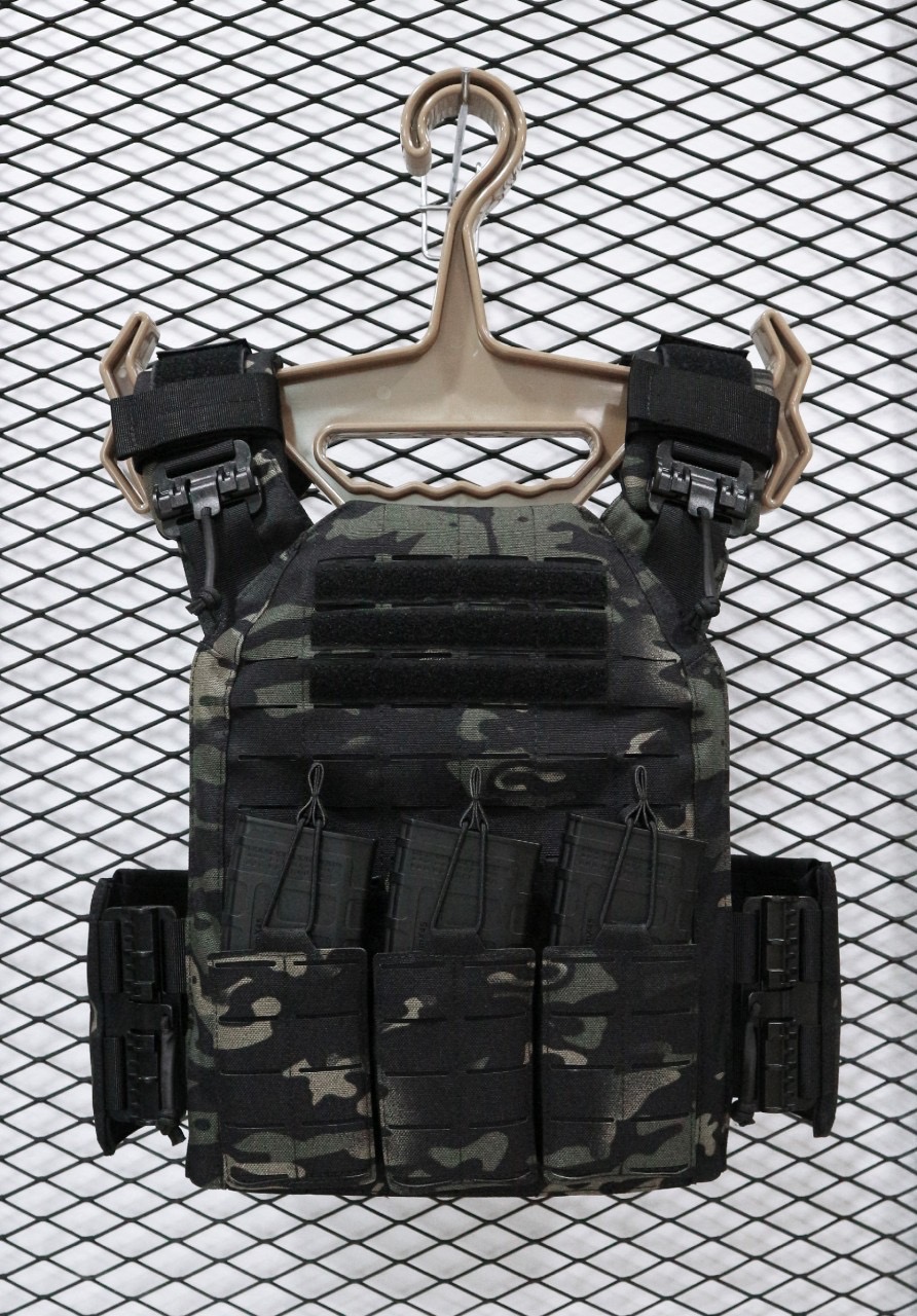 (clapping hands)เพิ่ม สีพรางดำ ค่ะ (clapping hands) (fire)เสื้อเกราะปลดไว Swat Vest V4 ( V4 Quadrelease Tactical Vest ) ♠ ผลิตจากผ้า Nylon 1000D เกรดคุณภาพ ♠ ติดตั้งชุดปลดไวถึง 4 จุด ใช้งานสะดวก ♠ ผ่านการ Laser cut เป็น Molle Vest ทั้
