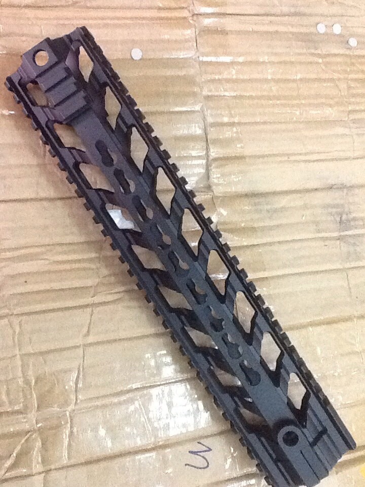 New.ชุดหน้า Fortis REV Cmmg.22 12นิ้ว - งาน CNC น้ำหนักเบาเพียง 25กรัม - ใช้ติดตั้งกับแกน Delta Ring ได้เลย (ดูตามรูป) - มีช่องสำหรับอุปกรณ์ Keymod - มีราง20mm มาตรฐาน - มีช่องหูกวิน 4 ช่อง - มีสีดำ/ทราย ราคาพิเศษ