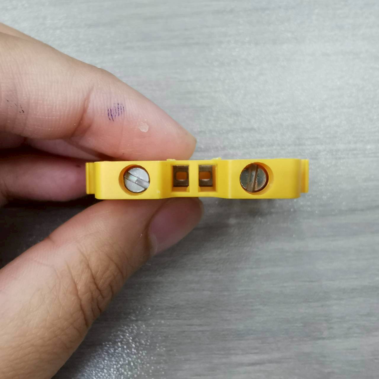 เทอร์มินอล ออนก้า 24A ใช้กับสายขนาด 2.5mm² ONKA-1018 Scewed terminal Yellow 1010018 MRK Series