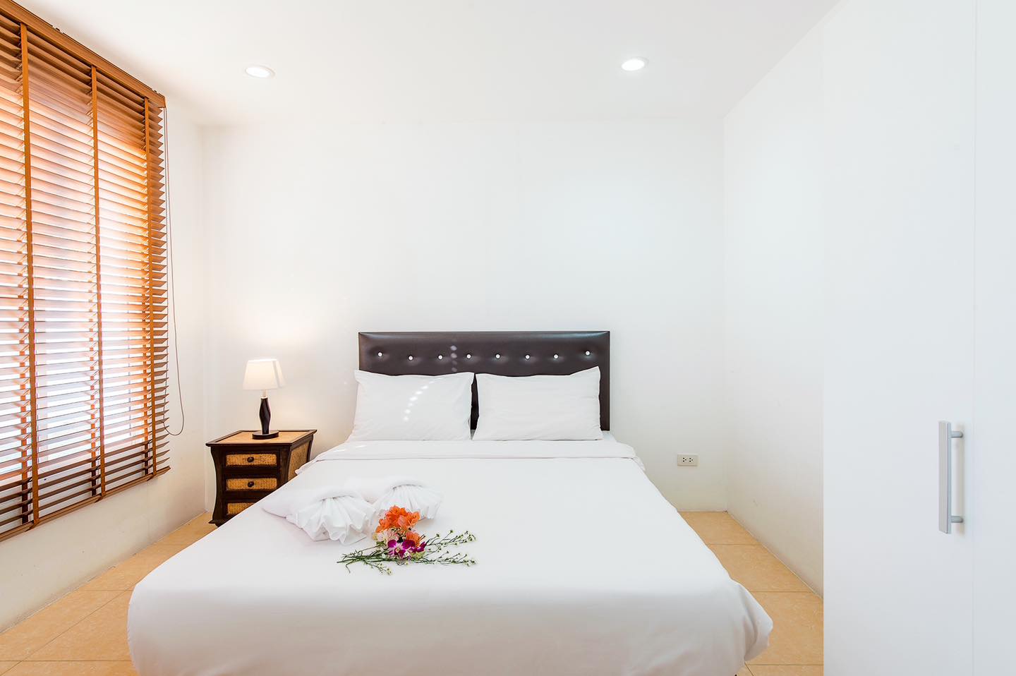 HR15072 บ้านพักติดทะเล The White Beach Villa Pranburi